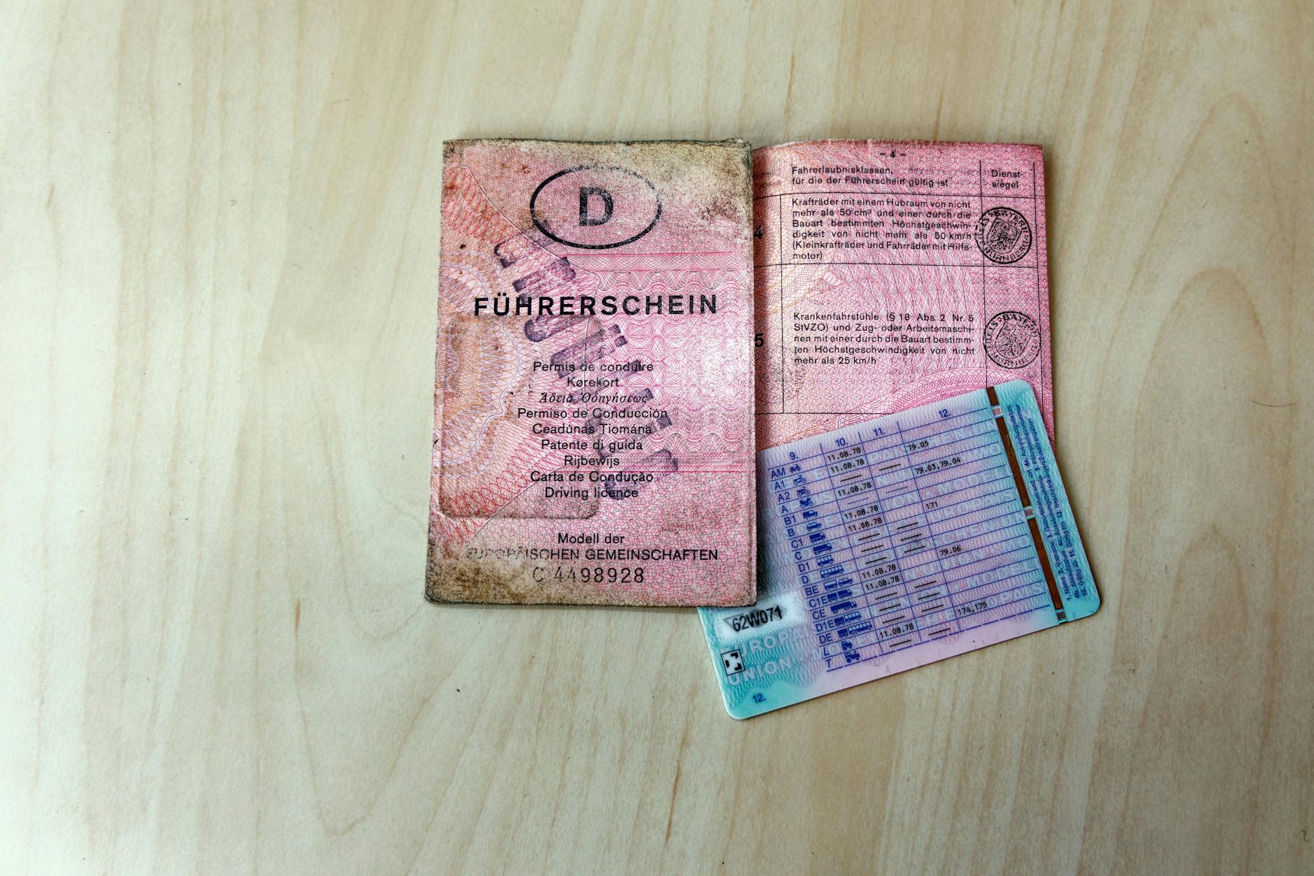 Alter Führerscheine aus den Jahren 1999 bis 2001sollten in spätestens zwei Monaten umgestauscht sein.