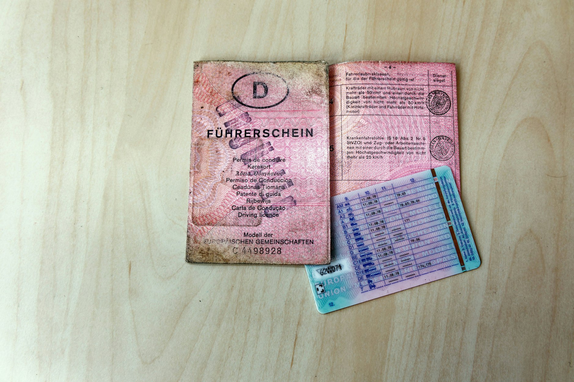 Alter Führerscheine aus den Jahren 1999 bis 2001sollten in spätestens zwei Monaten umgestauscht sein.