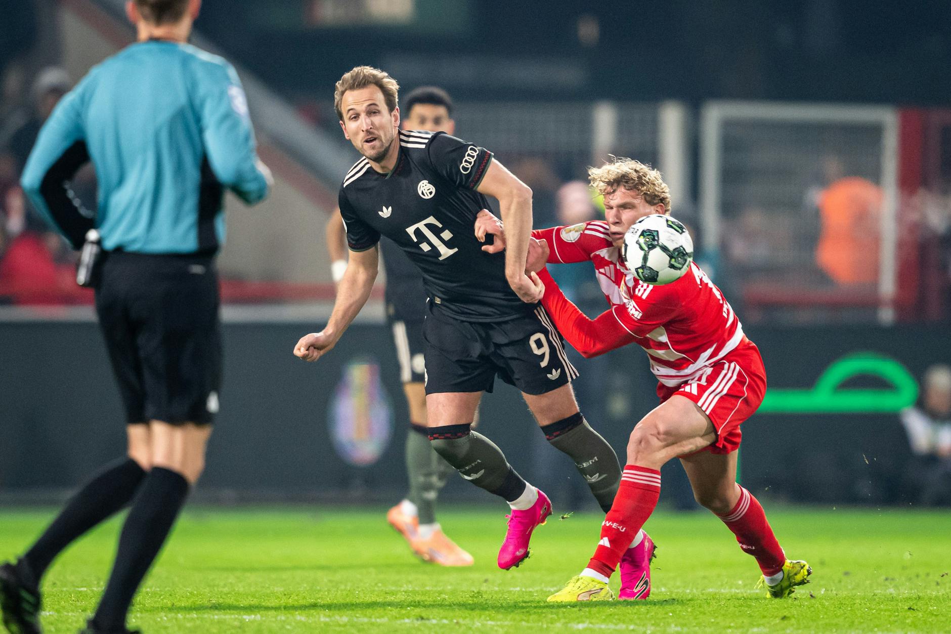 Defensiv warf Leopold Querfeld (r.) gegen Harry Kane und die anderen Offensivspieler des FC Bayern München alles rein, offensiv erzielte der Verteidiger des 1. FC Union Berlin zwei Tore. Das Pokal-Aus konnte er dennoch nicht verhindern.