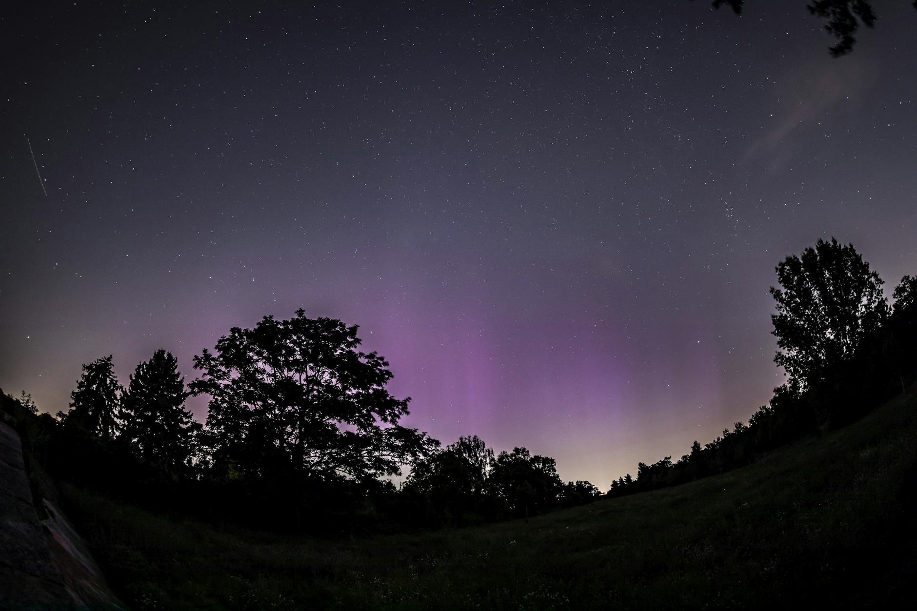 Noch im letzten Jahr konnte man über Berlin violette Polarlichter sehen. Ob sich das Ereignis in diesem Jahr wiederholt?
