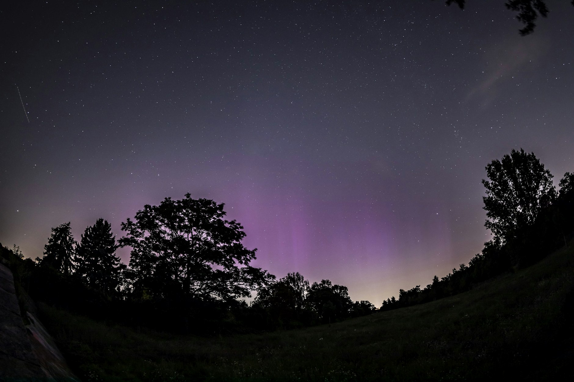 Noch im letzten Jahr konnte man über Berlin violette Polarlichter sehen. Ob sich das Ereignis in diesem Jahr wiederholt?
