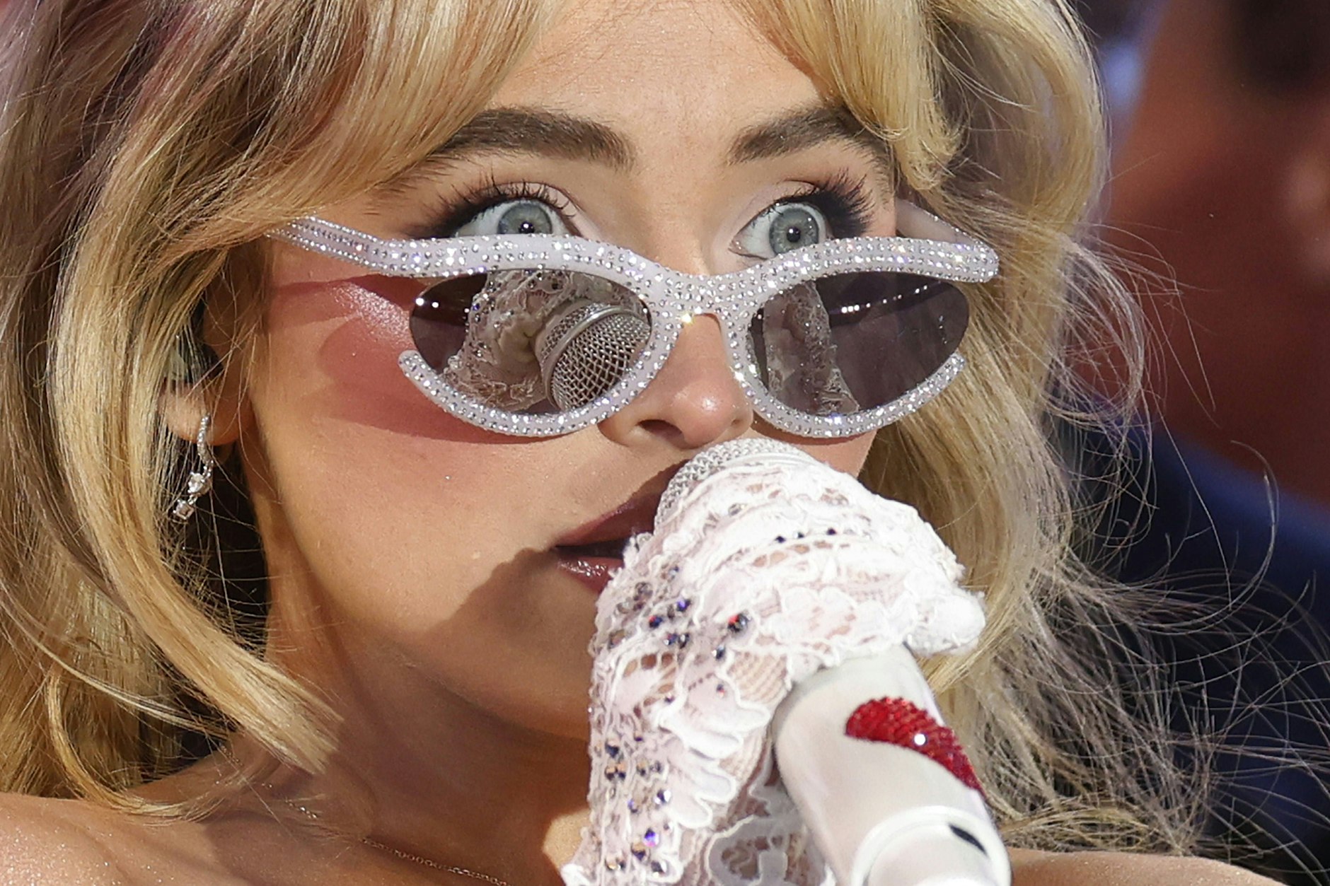 "Was, die nehmen mein Video?" Sabrina Carpenter ist empört.