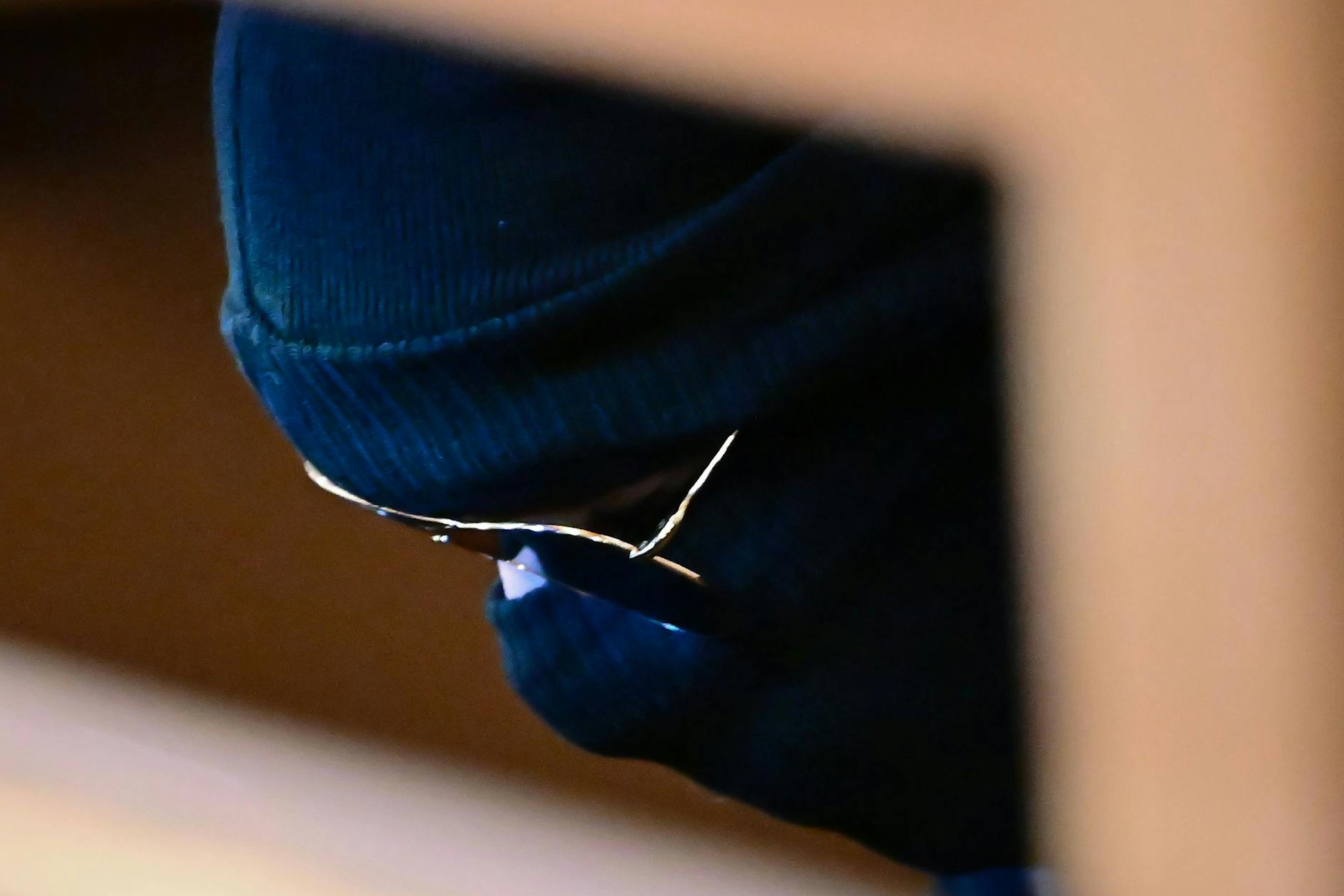 Der Angeklagte Wassim Al M. sitzt zu Prozessbeginn im Saal des Kriminalgerichts Moabit.