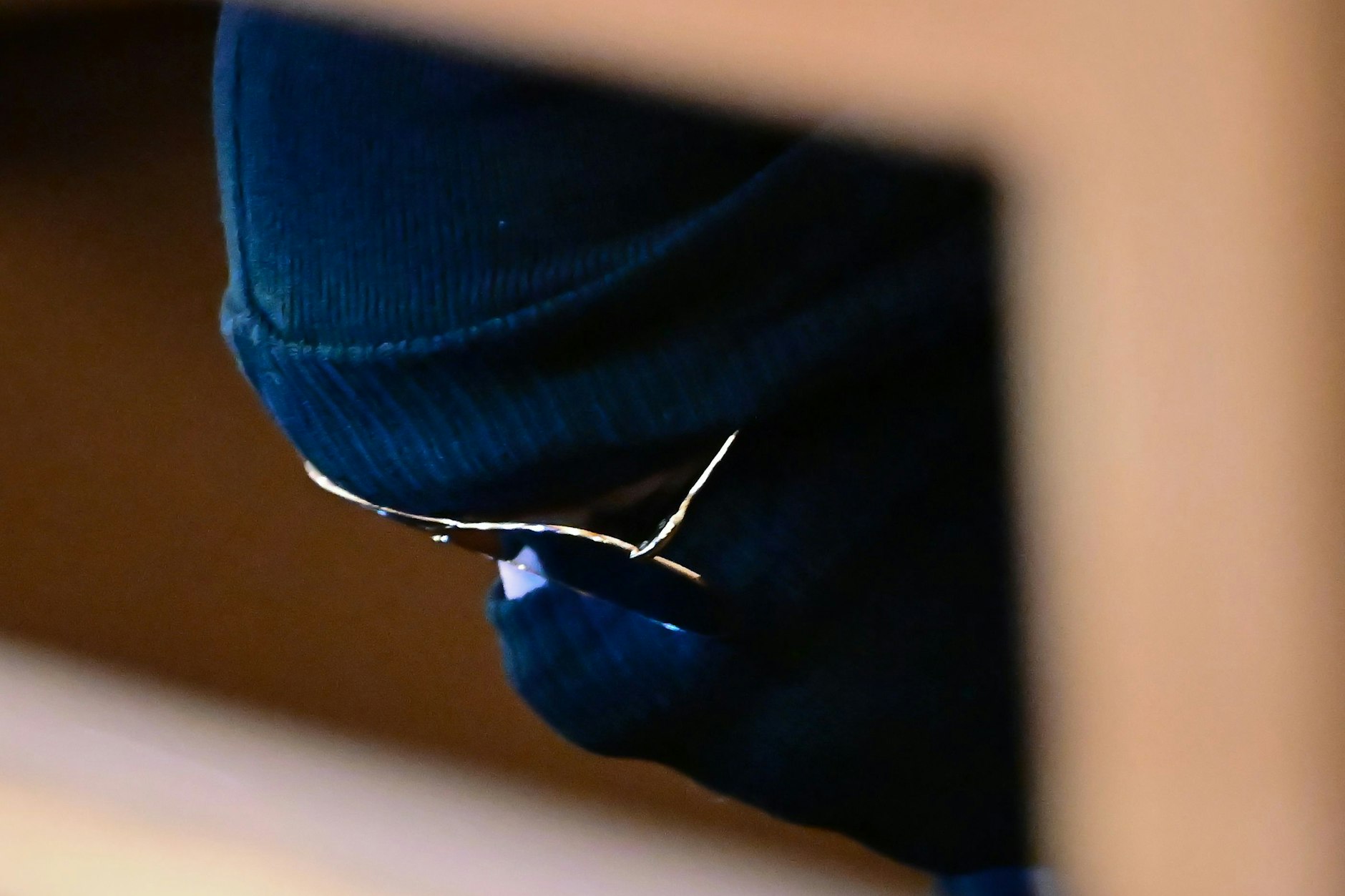 Der Angeklagte Wassim Al M. sitzt zu Prozessbeginn im Saal des Kriminalgerichts Moabit. 