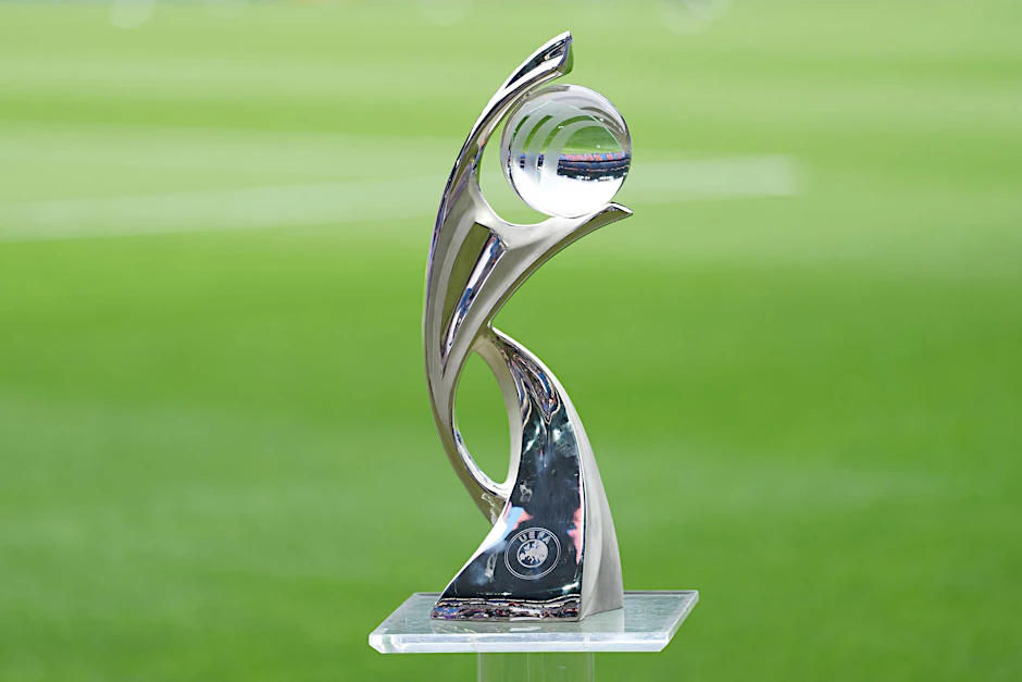 Ein Pokal für die Frauenfußball-Europameisterschaft