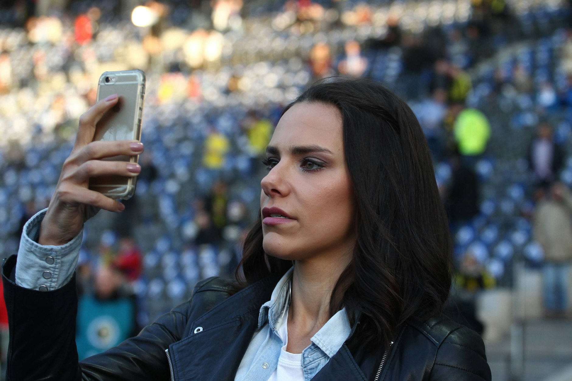 Es ist fast zehn Jahre Jahre her! Esther Sedlaczek macht als damalige Sky-Reporterin bei Herthas Pokalspiel gegen Dortmund ein Selfie in ihrem Wohnzimmer Olympiastadion.