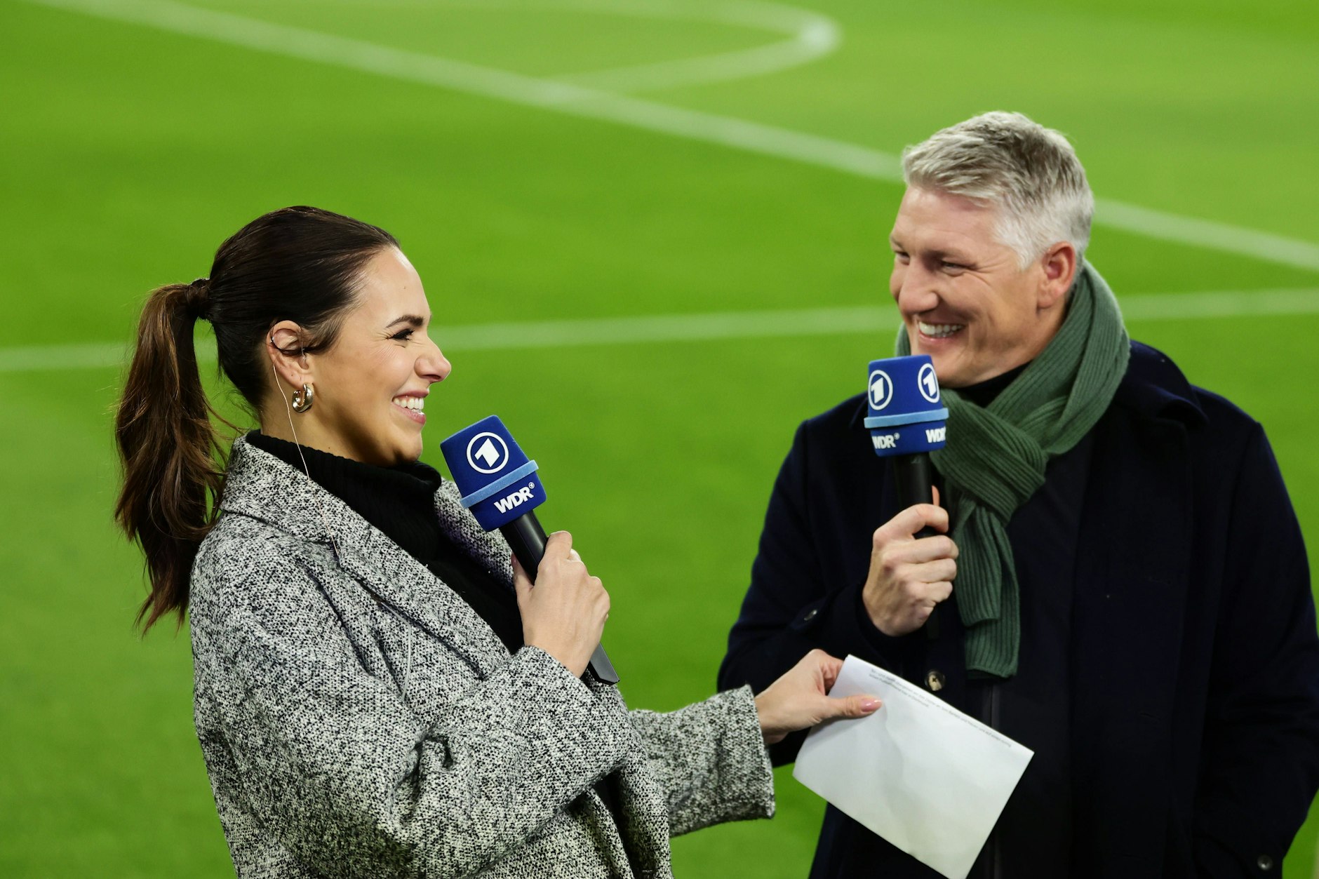 Spaß muss sein! Bastian Schweinsteiger outet ARD-Sportschau-Moderatorin Esther Sedlaczek als Hertha-Fan.