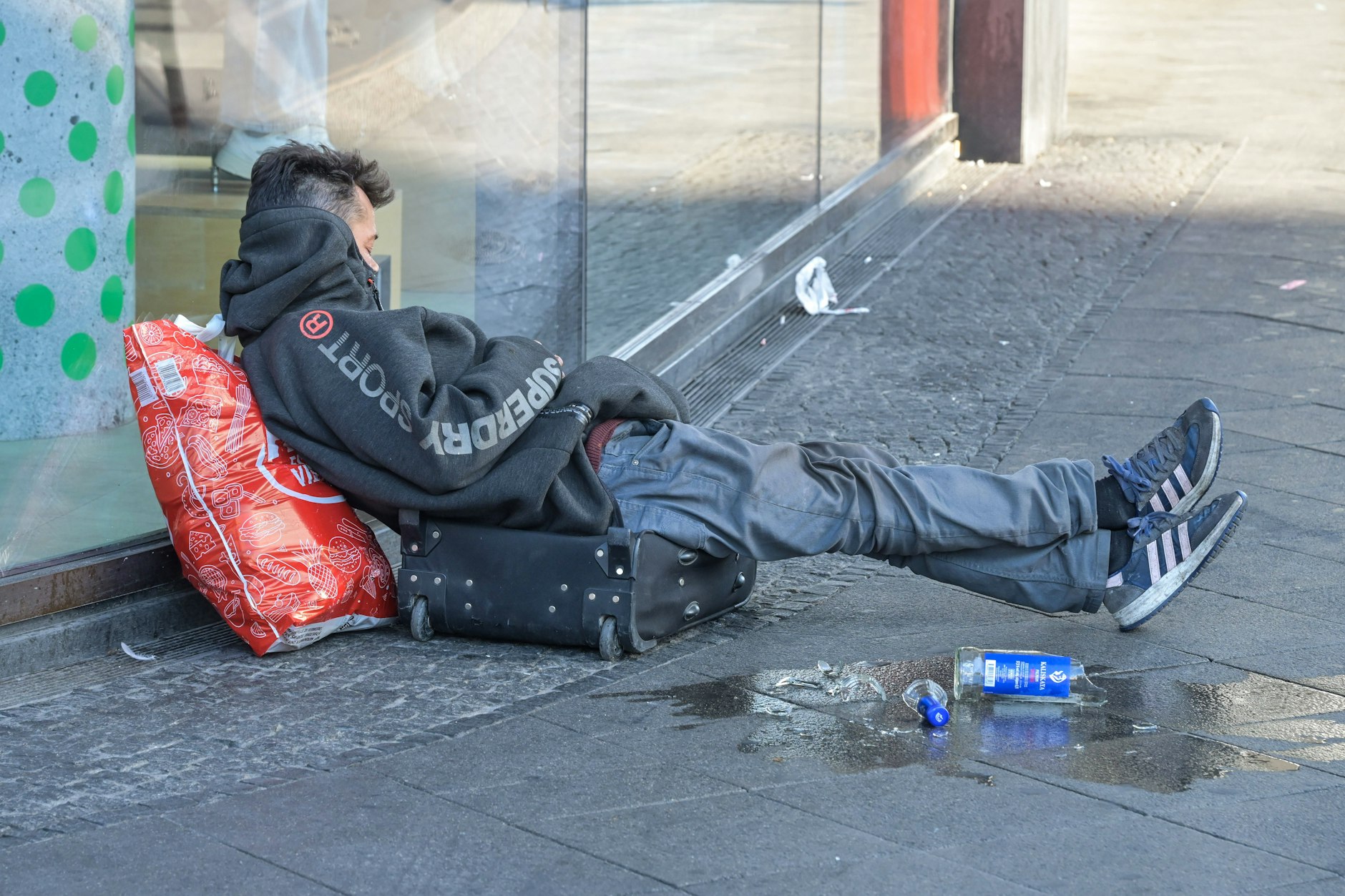 Der Mensch urteilt blitzschnell und ordnet in Kategorien ein. Welche Gefühle hat man beim Anblick dieser Person? Wie weiß man, ob sie dem Menschen, den man sieht, wirklich gerecht werden?