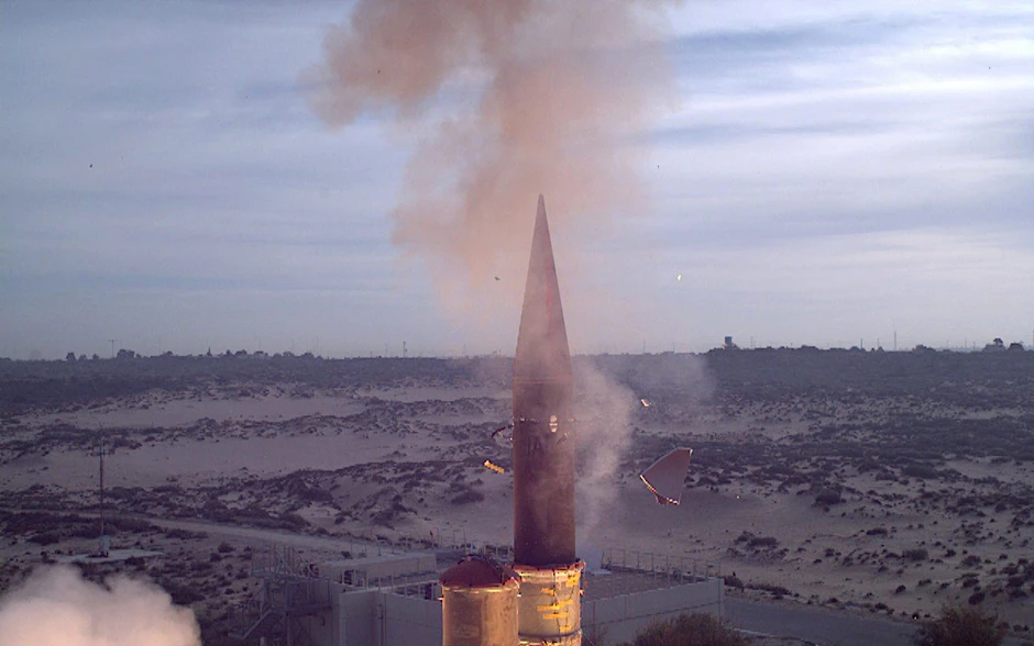 Ein vom israelischen Verteidigungsministerium zur Verfügung gestelltes Foto zeigt eine „Arrow-3“-Abfangrakete.