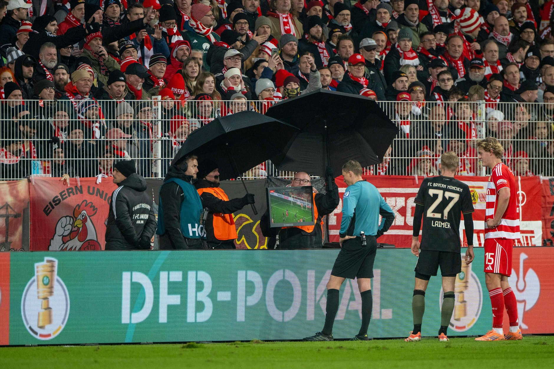 Videobeweis! Schiedsrichter Martin Petersen entscheidet wenige Momente später auf Elfmeter für Union.