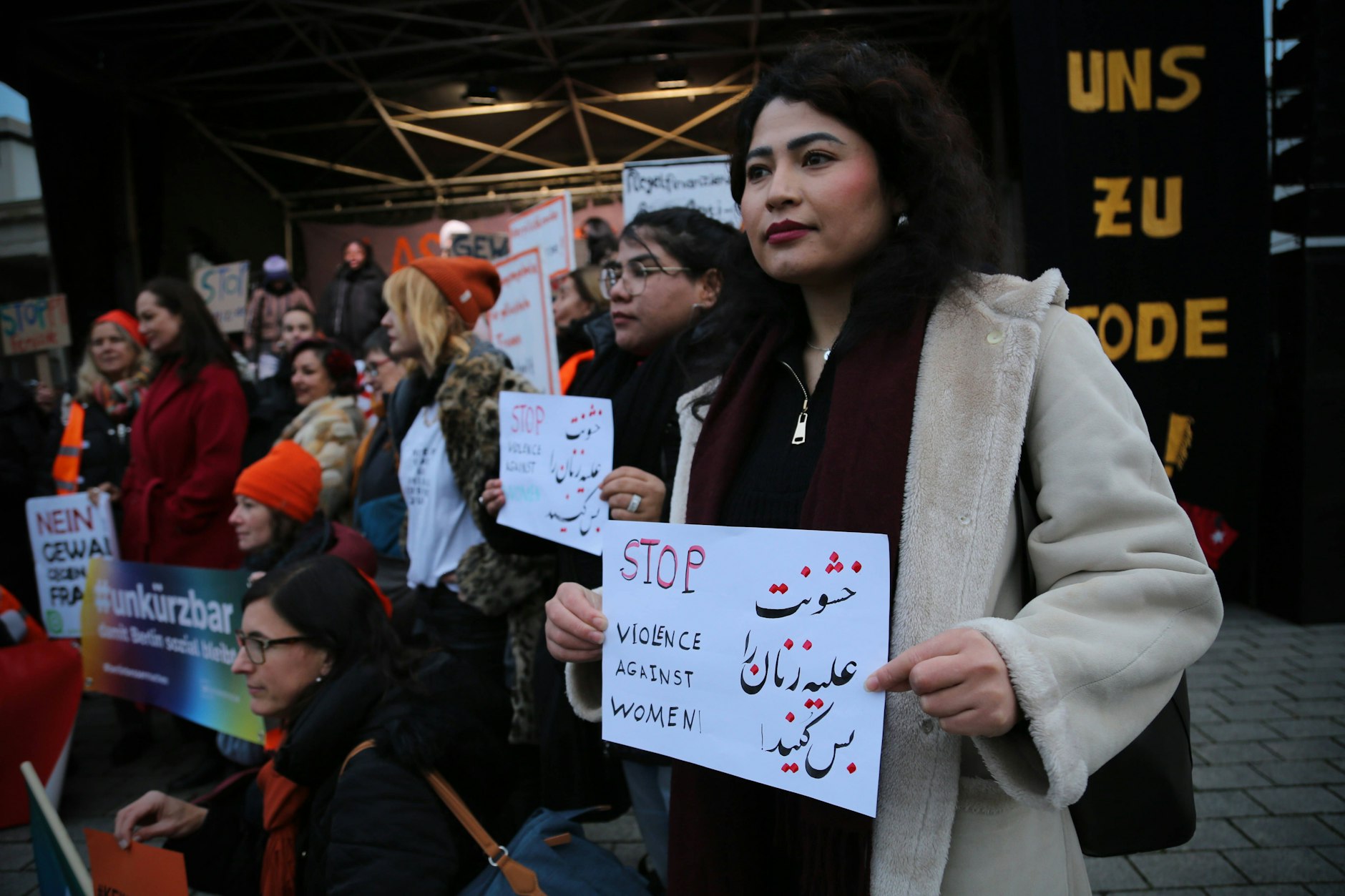 Eine afghanische Demonstrantin am internationalen Tag gegen Gewalt an Frauen am 25. November am Brandenburger Tor