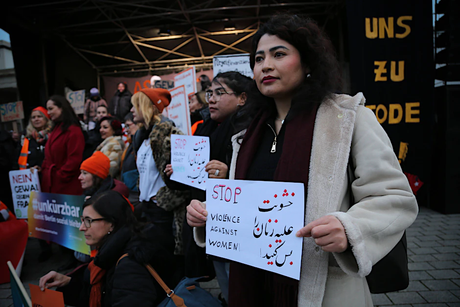 Eine afghanische Demonstrantin am internationalen Tag gegen Gewalt an Frauen am 25. November am Brandenburger Tor