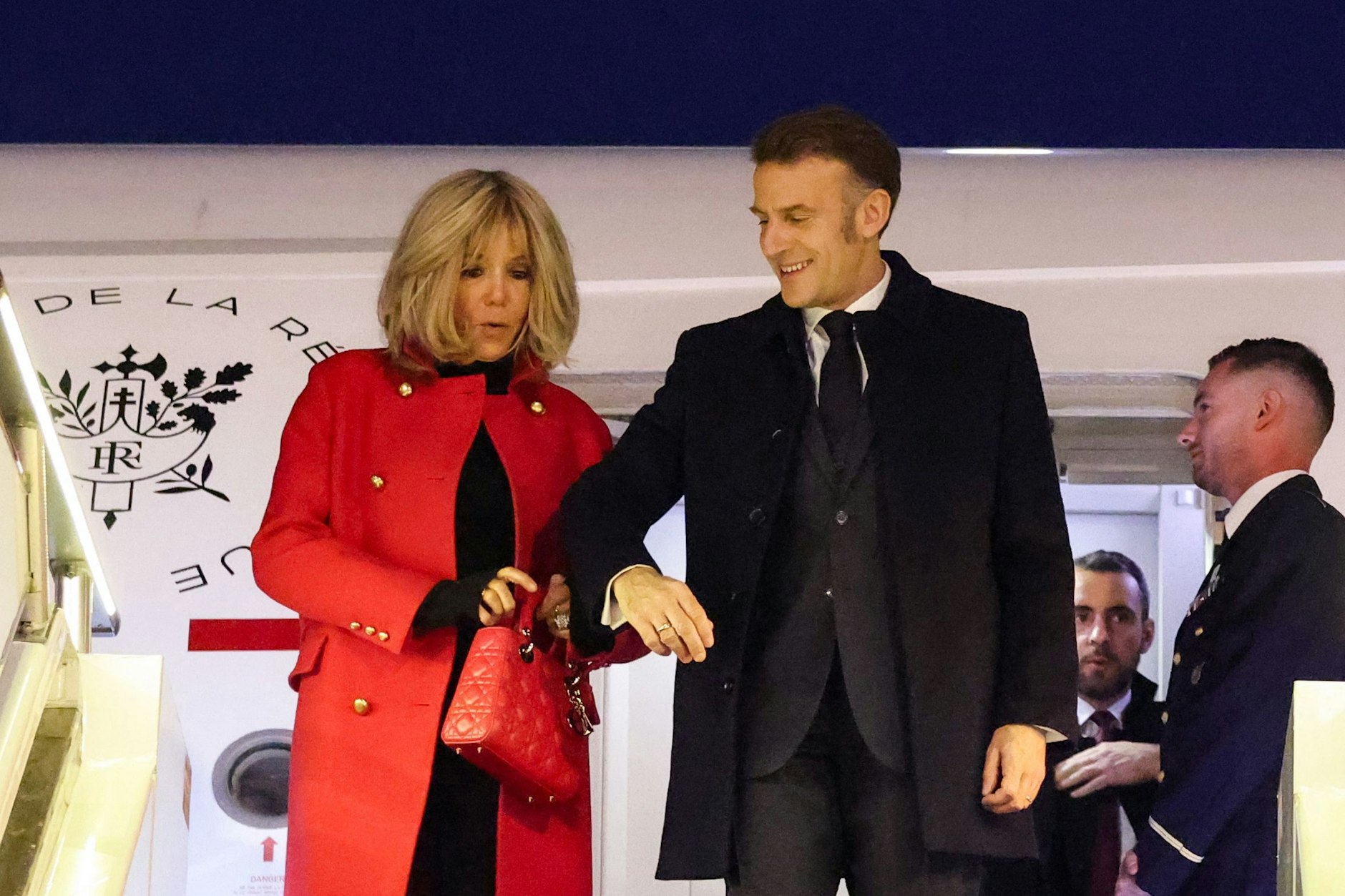 Der französische Präsident Emmanuel Macron und seine Frau Brigitte Macron verlassen nach ihrer Ankunft am internationalen Flughafen Peking das Flugzeug.