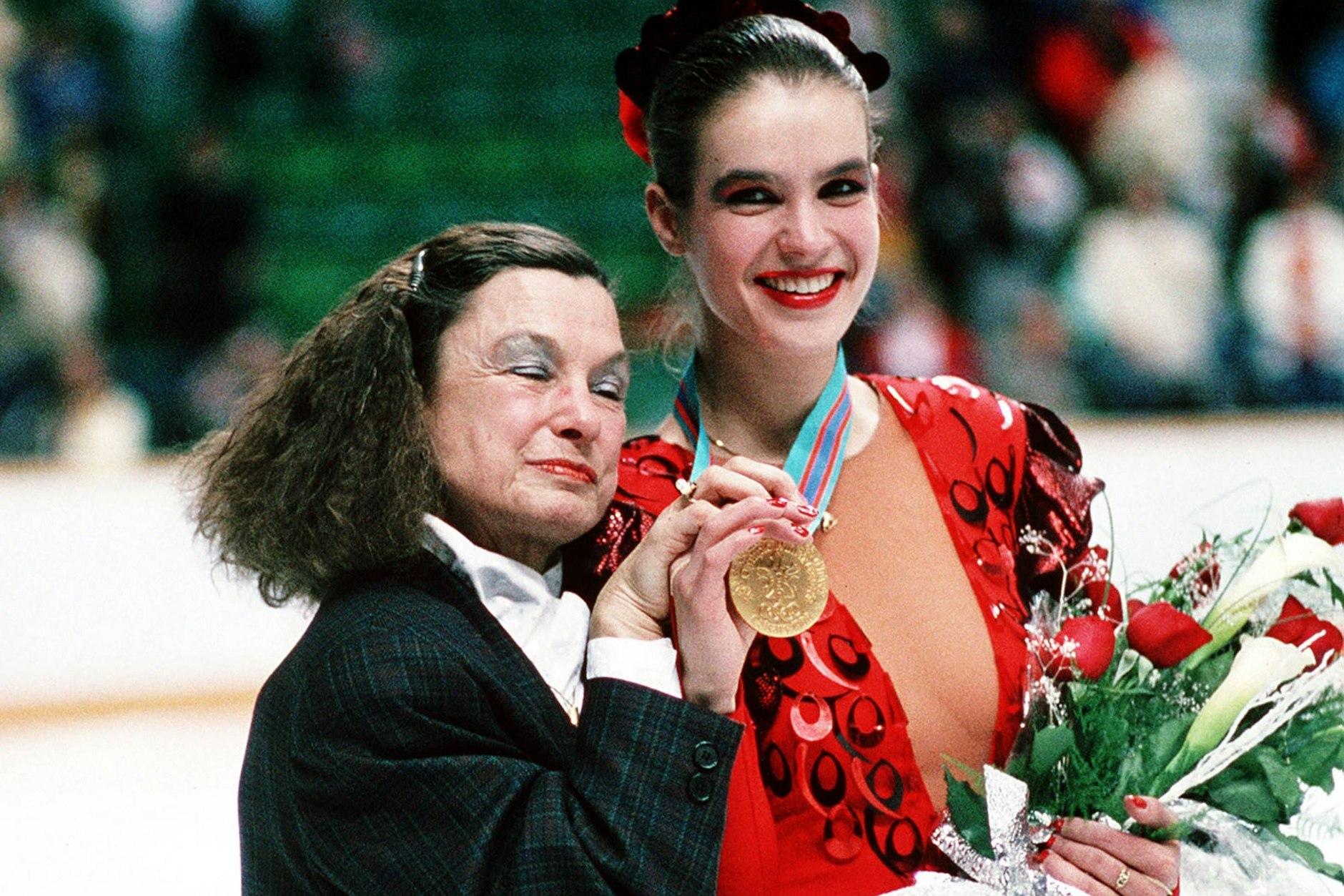 Olympisches Gold in Calgaray: Witt und ihre Trainerin Jutta Müller auf dem Gipfel des sportliches Erfolgs 1988