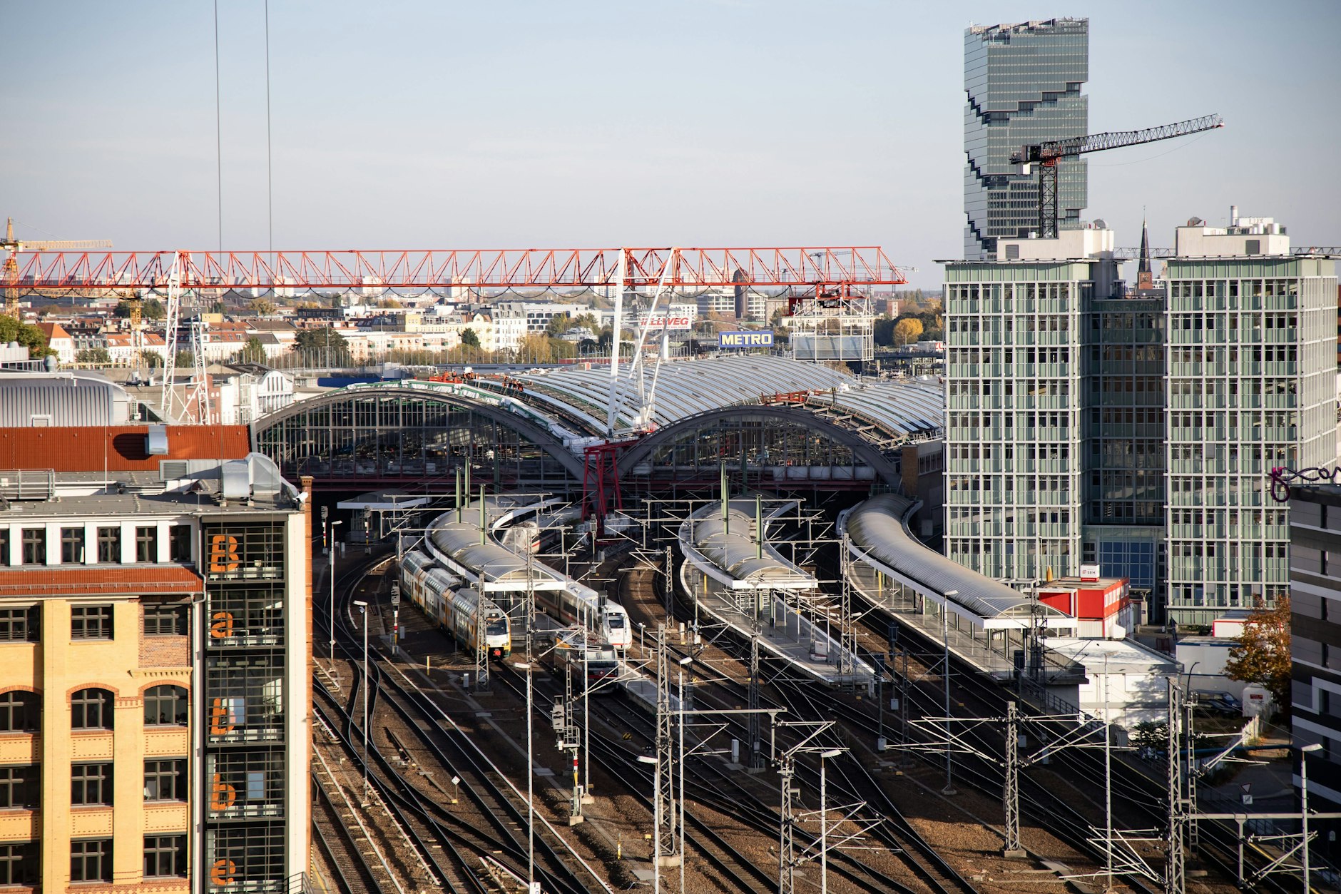 Hier zu sehen im Herbst 2024: Der Ost-Bahnhof ist endlich fertig, 15 Jahre hat die Sanierung gedauert.