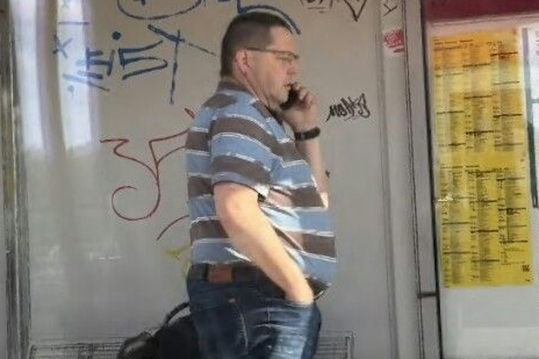 Dieser Mann soll eine Frau geschlagen und verletzt haben. Wer kennt ihn, fragt die Poliezi.