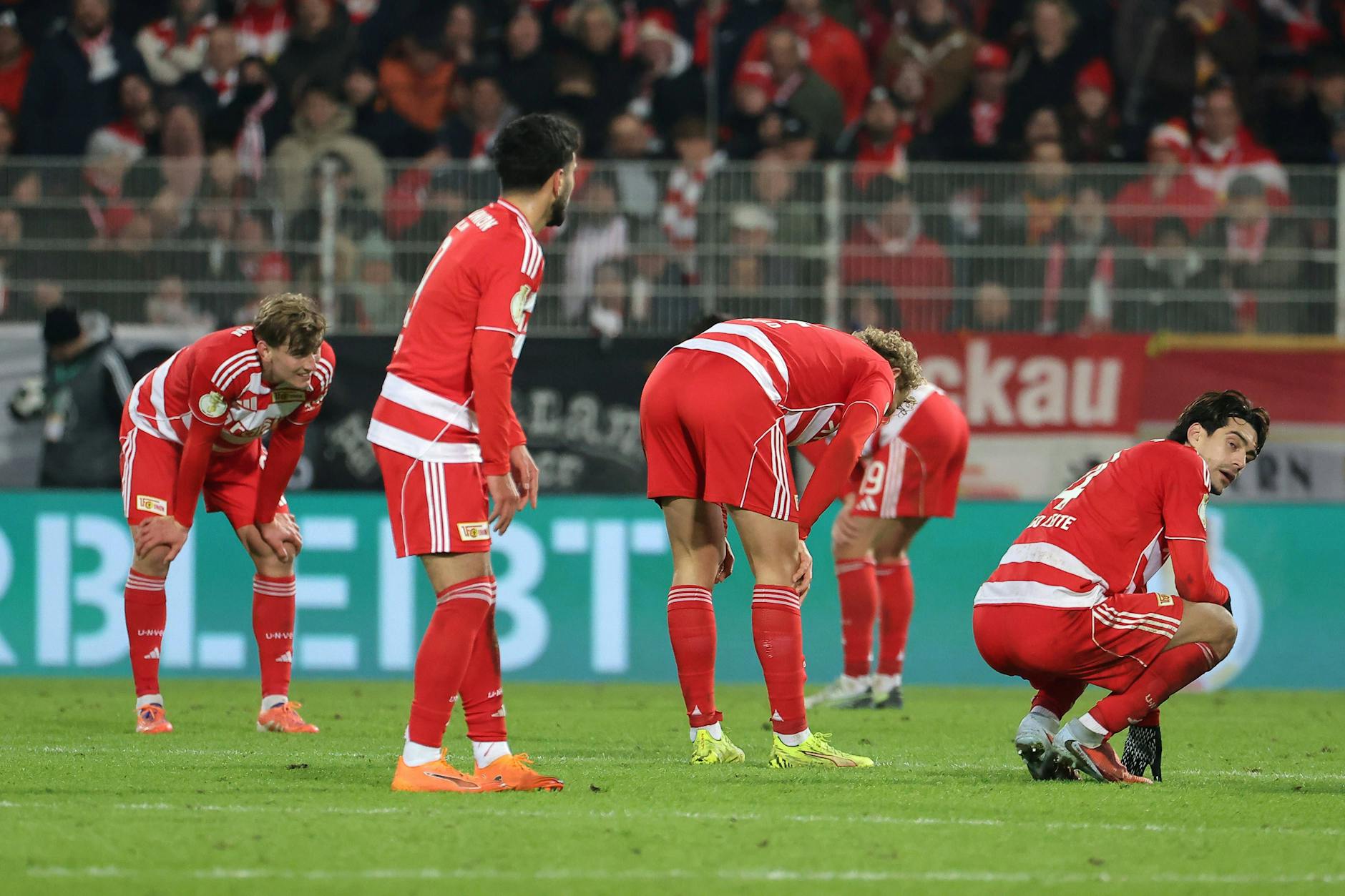 Die Union-Profis sind enttäuscht nach dem Spielende.