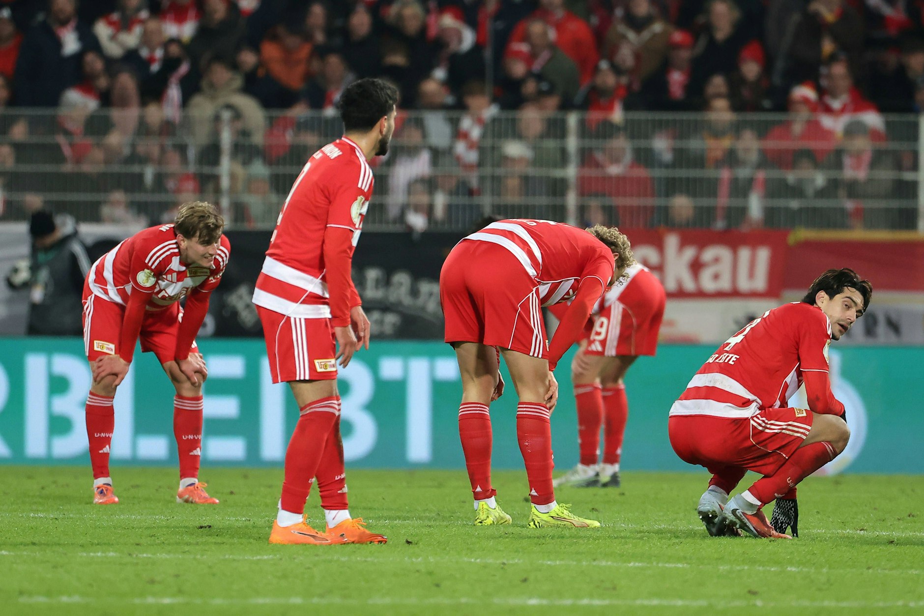 Die Union-Profis sind enttäuscht nach dem Spielende. 