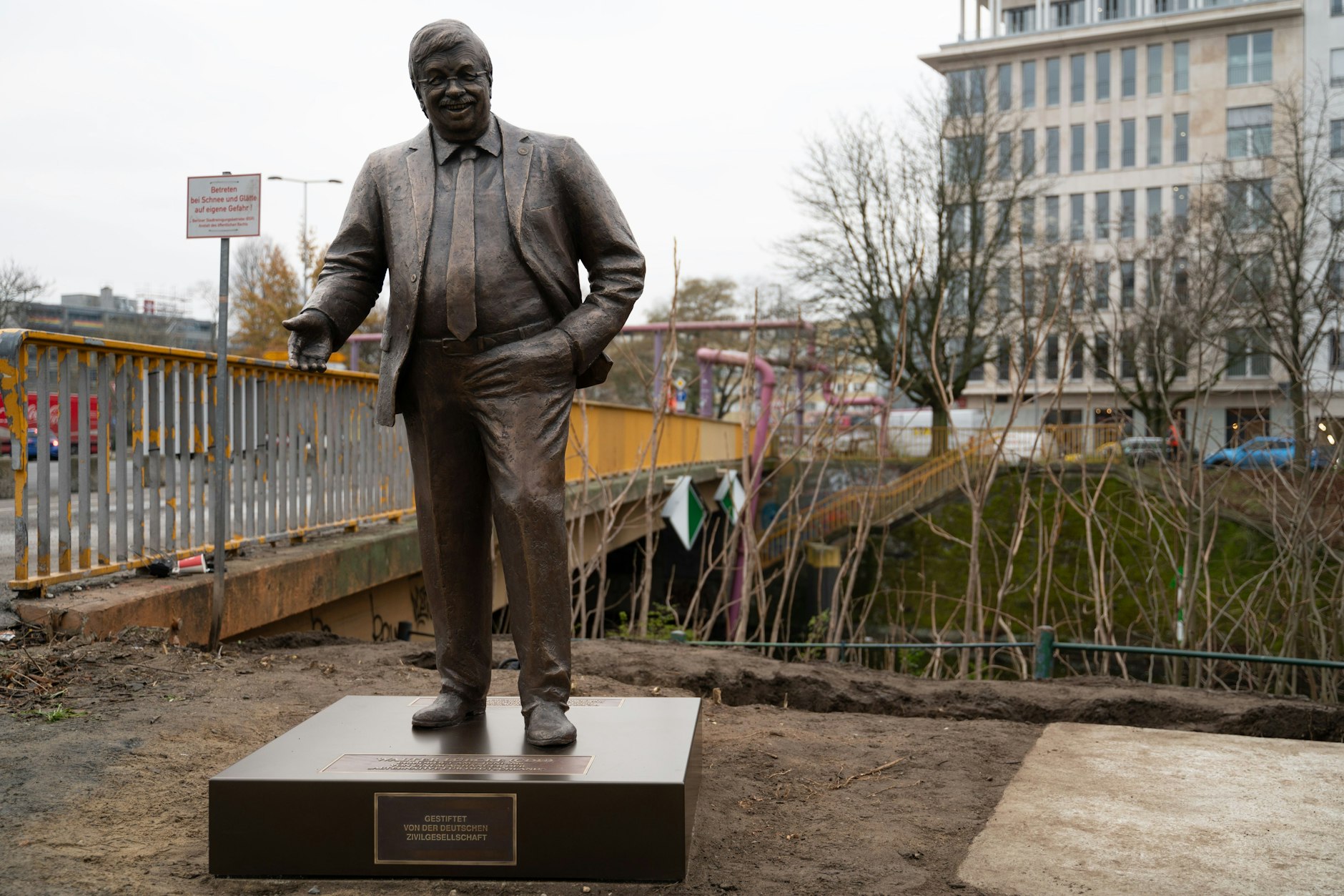 Eine Statue von Walter Lübcke steht vor dem Konrad-Adenauer-Haus.