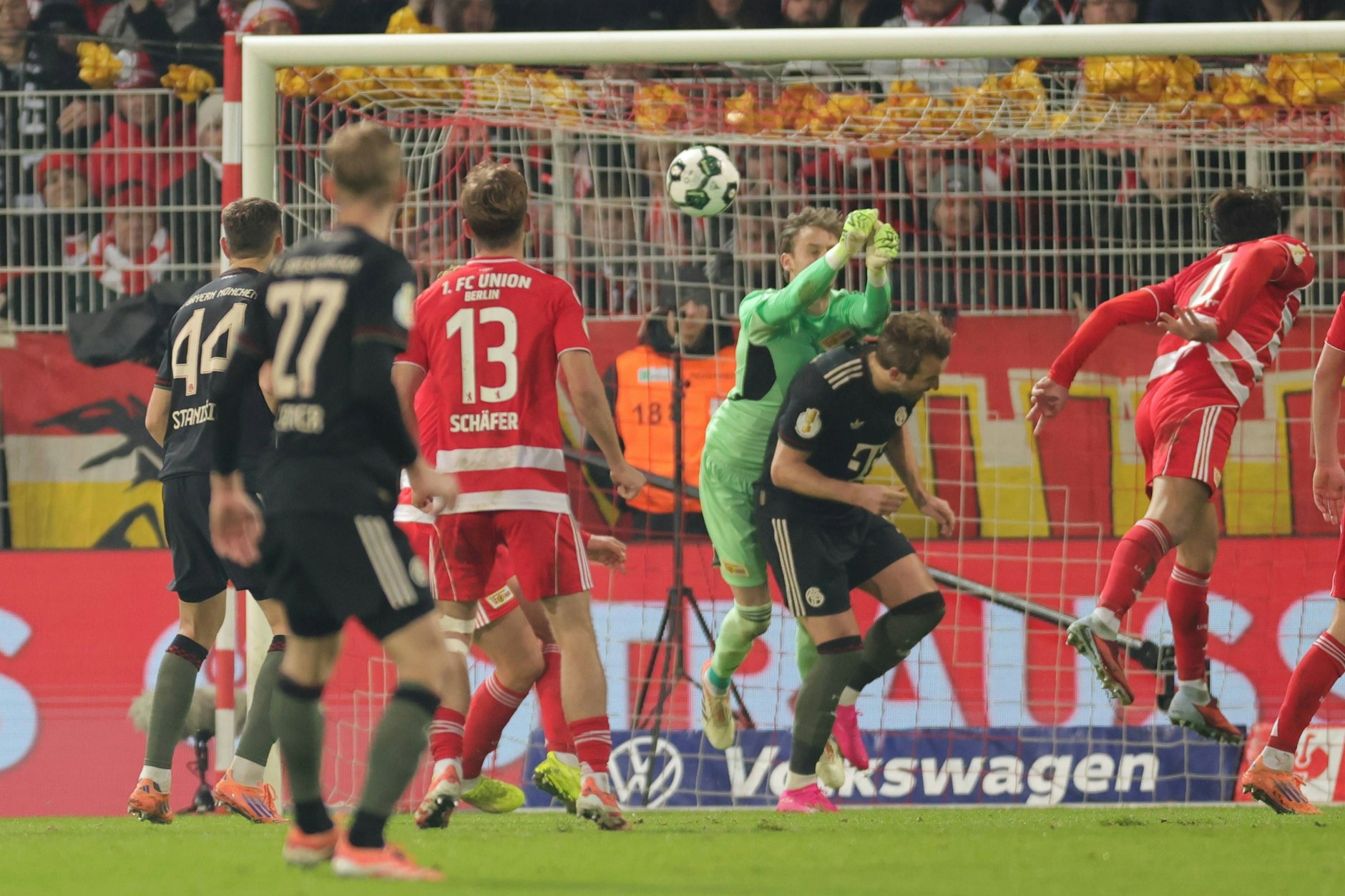 Diogo Leite (r.) traf unmittelbar vor dem Pausenpfiff per Kopf ins eigene Tor zum zwischenzeitlichen 3:1 für die Bayern.