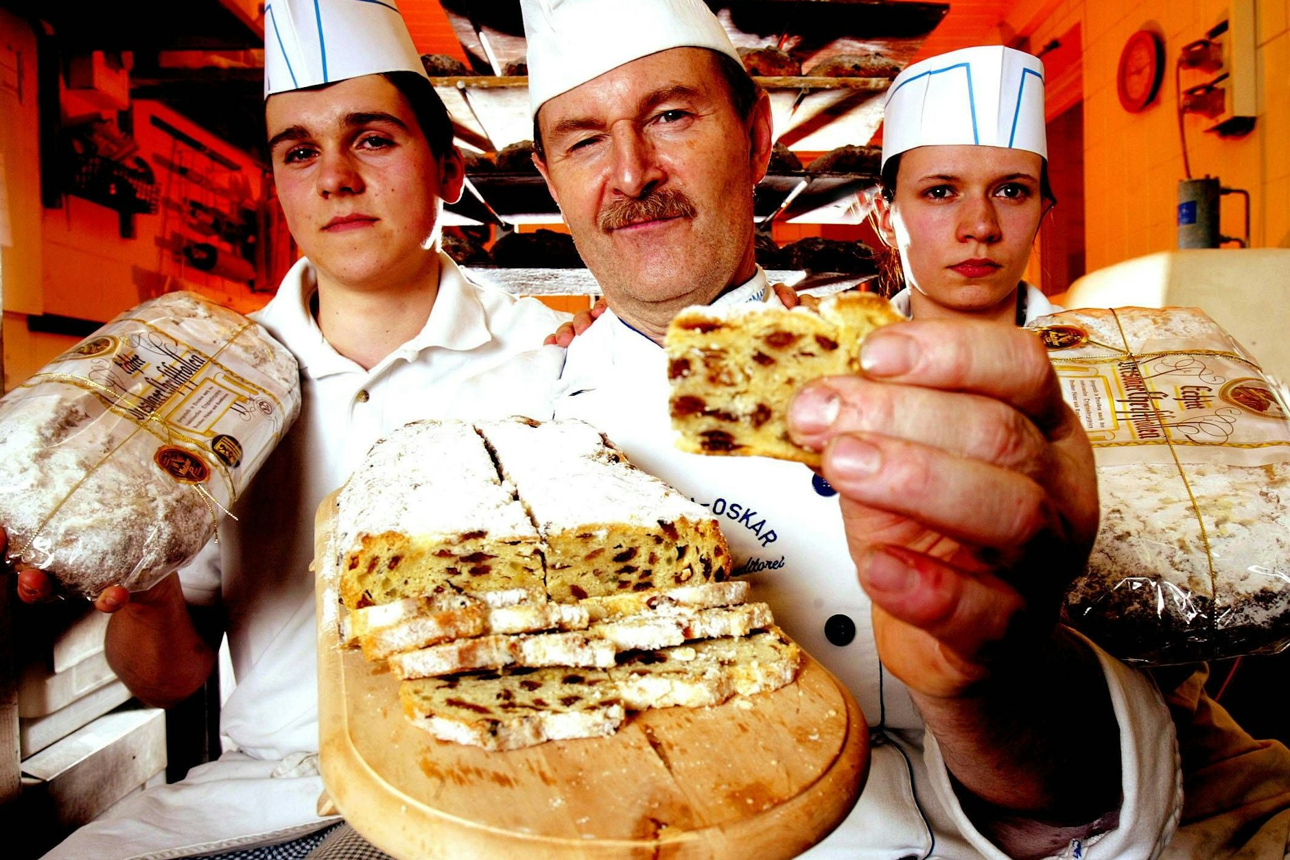 Dresdner Bäckermeister Hans-Jürgen Matzker mit seinen Azubis. Für die Sachsen hört beim Stollen der Spaß auf.