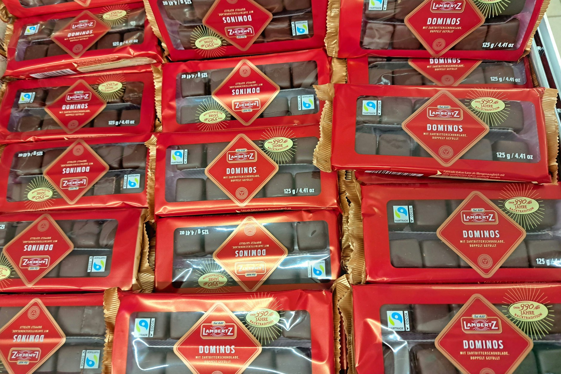 Dominosteine der Firma Lambertz. Markenprodukt und Supermakrt-Eigenmarke unterscheiden sich oft weniger als gedacht