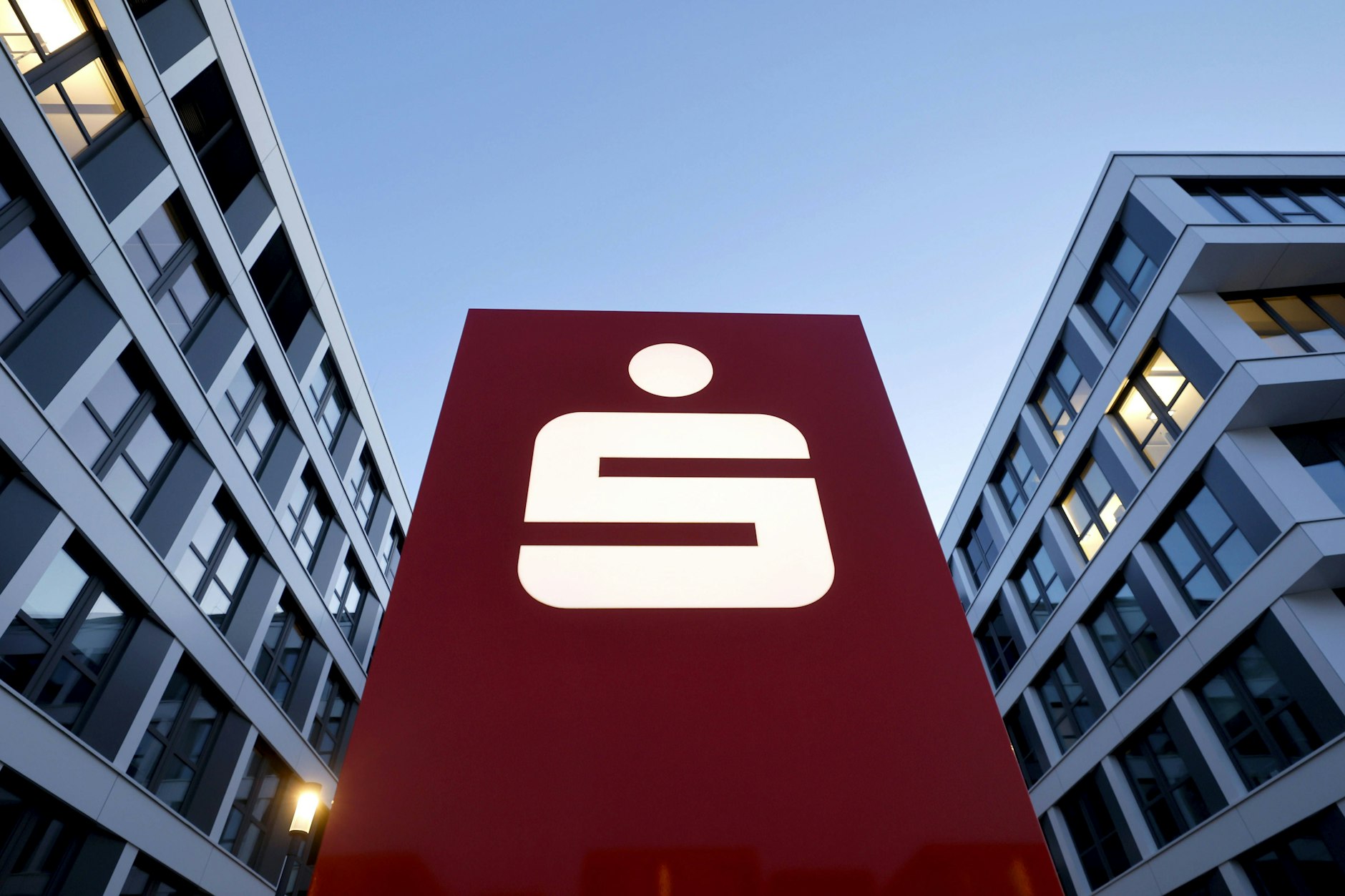 Der Sparkasse in Karlsruhe liegt eine Klage vor.