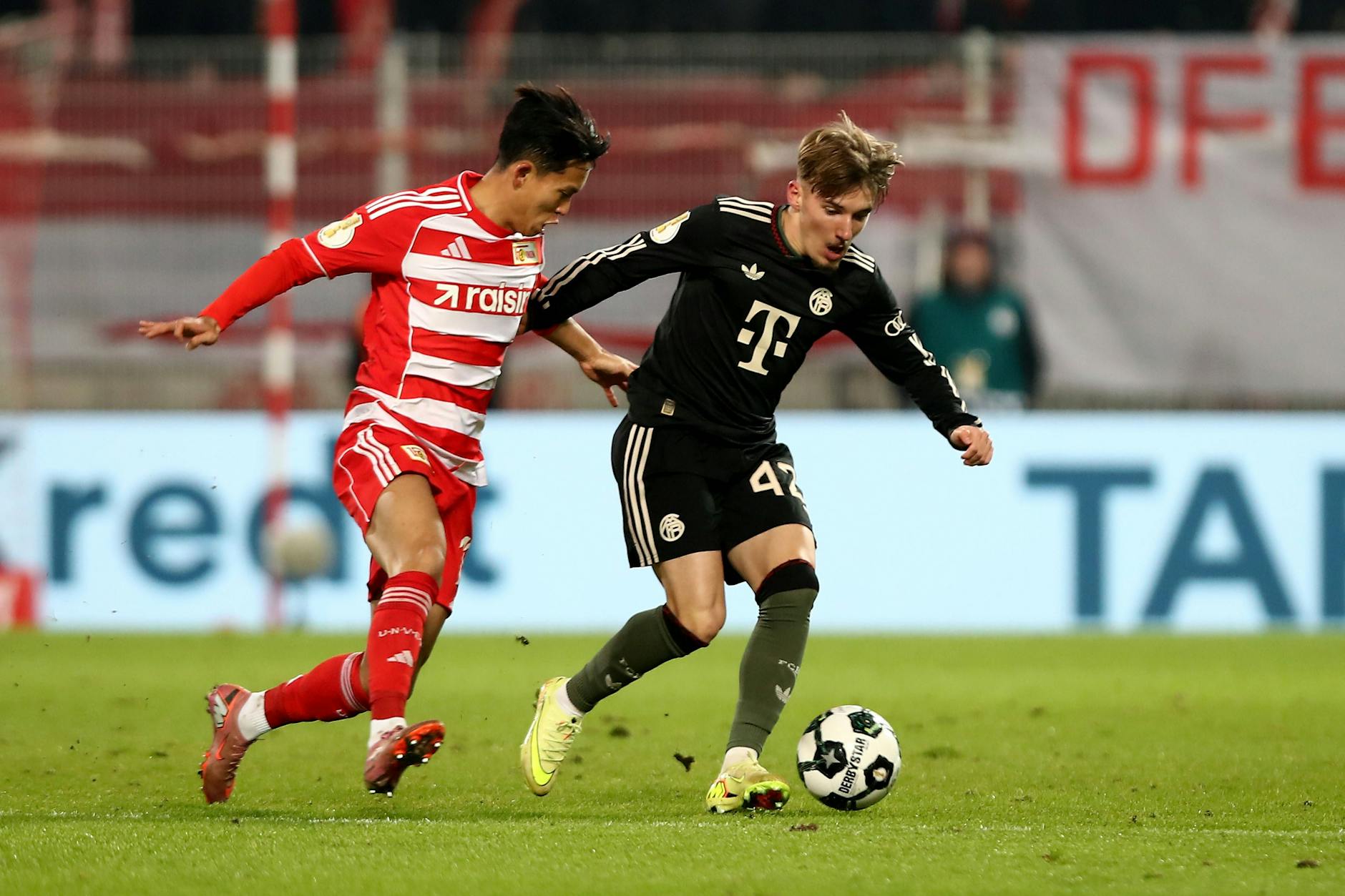 Unions Jeong (l.) versucht Bayerns Lennart Karl zu stoppen.