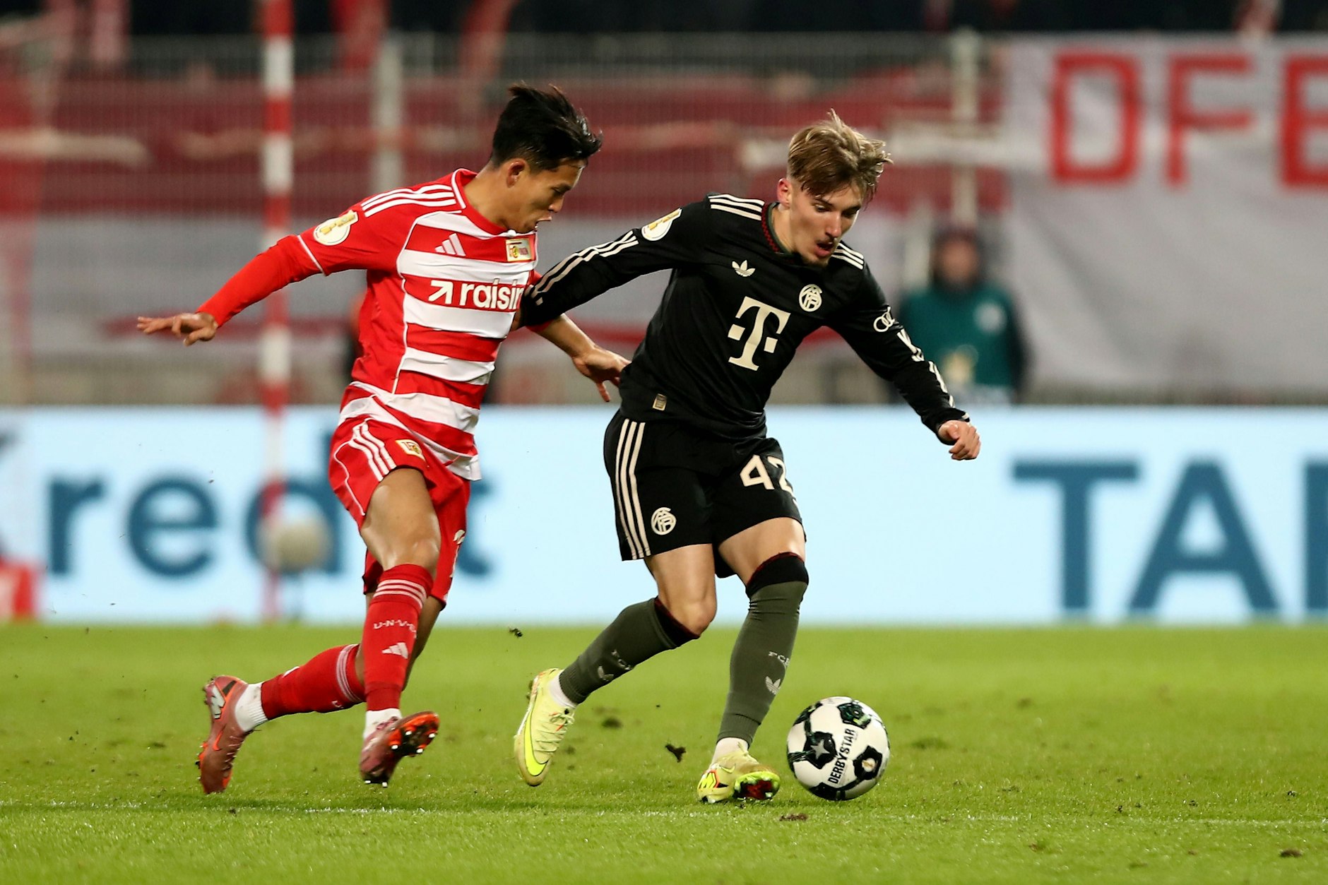 Unions Jeong (l.) versucht Bayerns Lennart Karl zu stoppen.