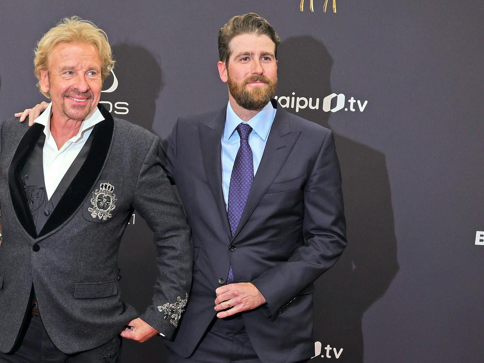Thomas Gottschalk (m) mit seinem Sohn Roman (r). Seine Familie hält in seiner Krankheit zu dem TV-Moderator.