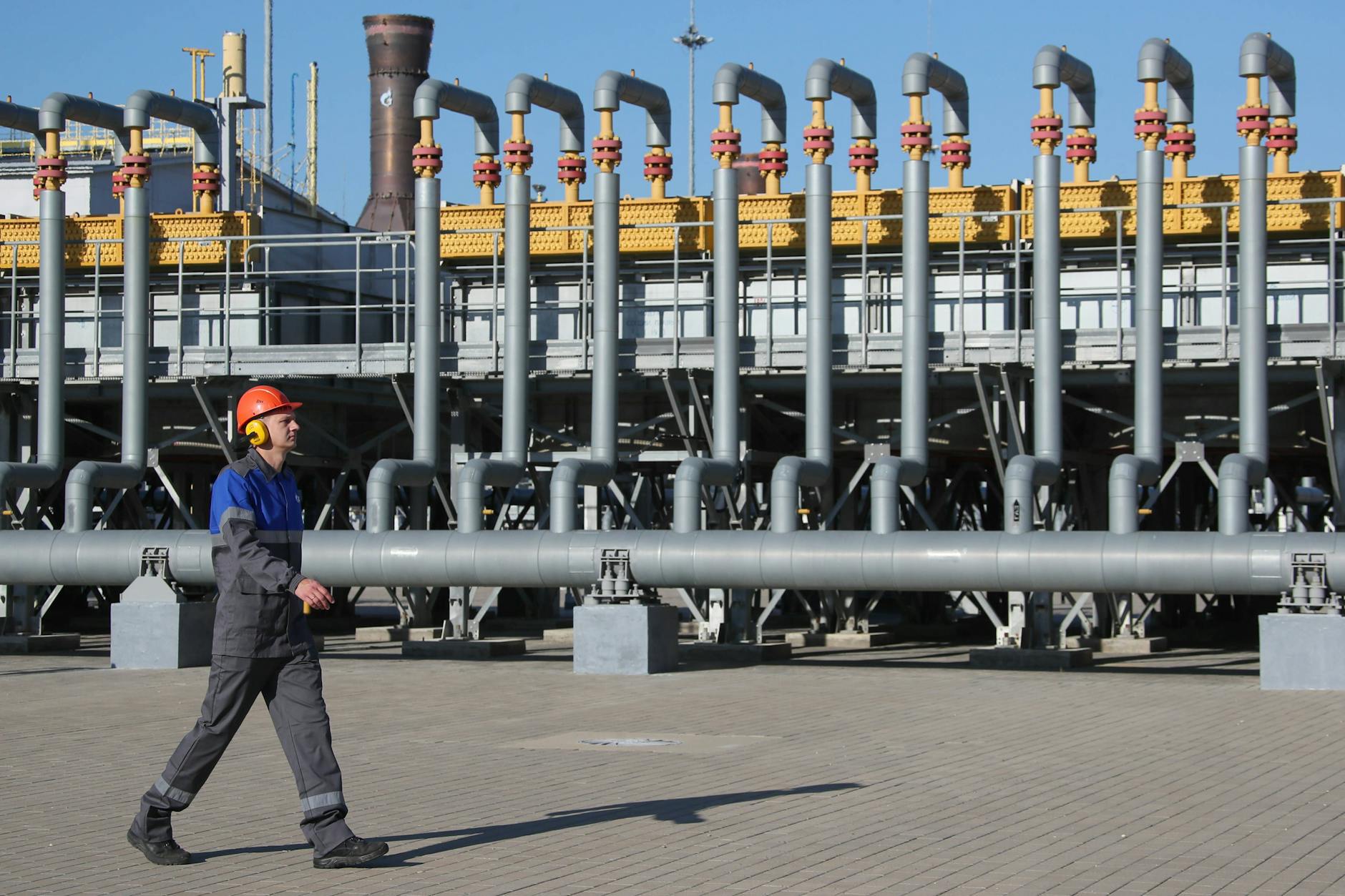 Ein Arbeiter vor der russischen Gaspipeline TurkStream. Ab 2027 soll die gesamte EU kein Gas mehr aus Russland bekommen.