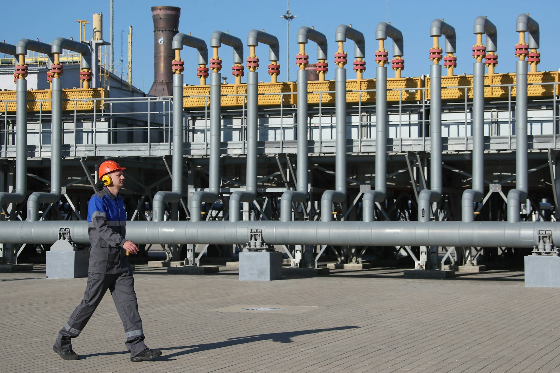 Ein Arbeiter vor der russischen Gaspipeline TurkStream. Ab 2027 soll die gesamte EU kein Gas mehr aus Russland bekommen.