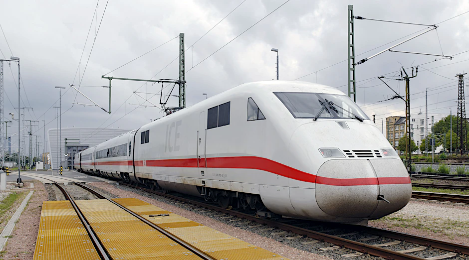 Startklar für den Einsatz auf der neuen Dresdner Bahn in Berlin: Der ICE S (Baureihe 410) von DB Systemtechnik ist der Versuchszug der Deutschen Bahn.