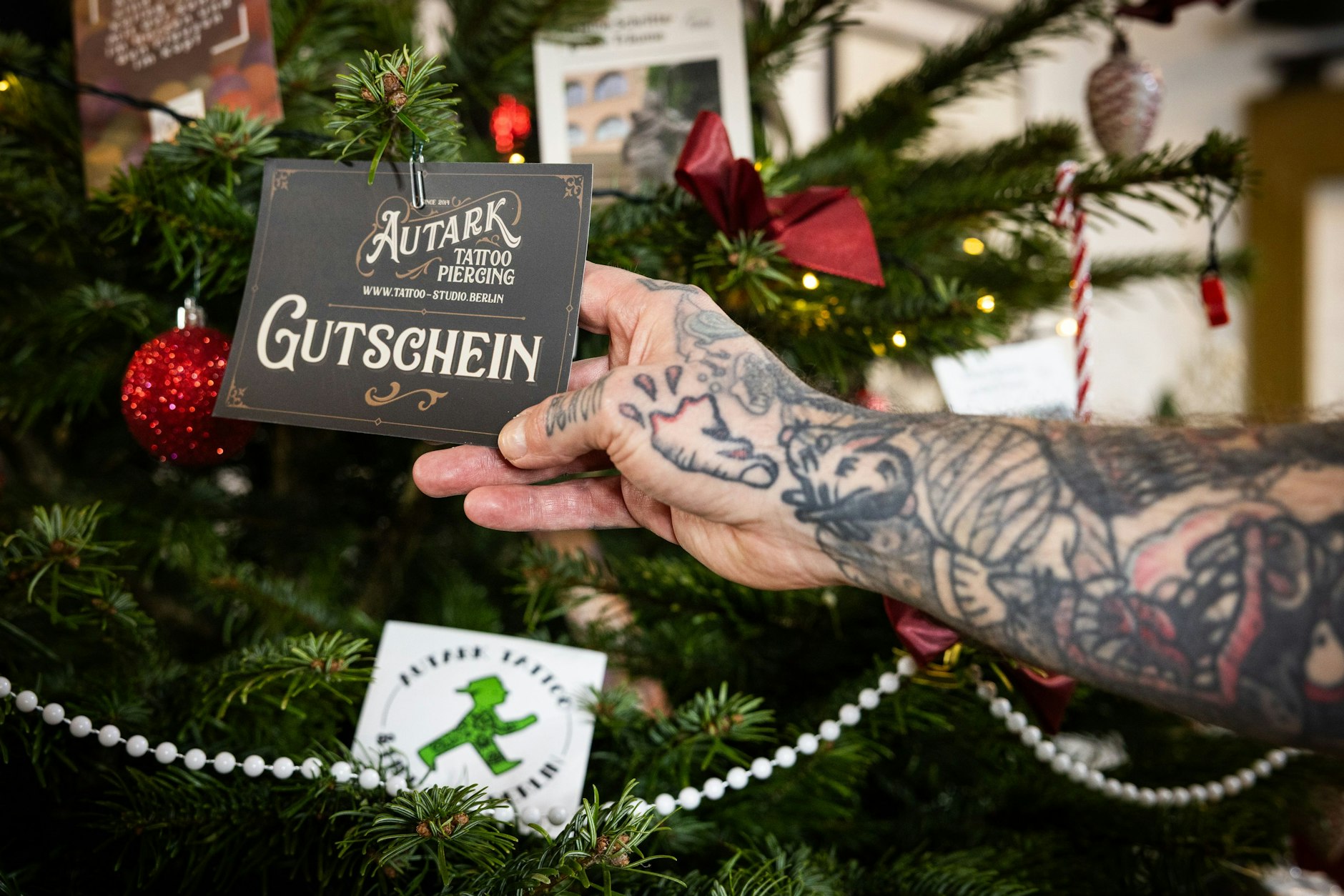 Für jeden erfüllten Wunsch bekommen die Kunden einen Tattoo-Gutschein.