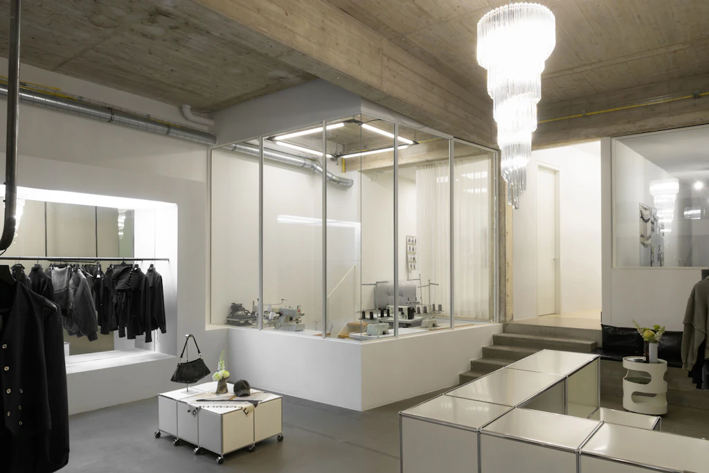 Der Flagship-Store von Haderlump verbindet Einkaufserlebnis mit Atelier. Angesiedelt in der <a href="https://www.google.com/maps/place//data=!4m2!3m1!1s0x47a84ffb0e2bf8a1:0x9a4276e8c75cfc7d?sa=X&ved=1t:8290&ictx=111">Besselstraße 14, 10969 Berlin</a>.