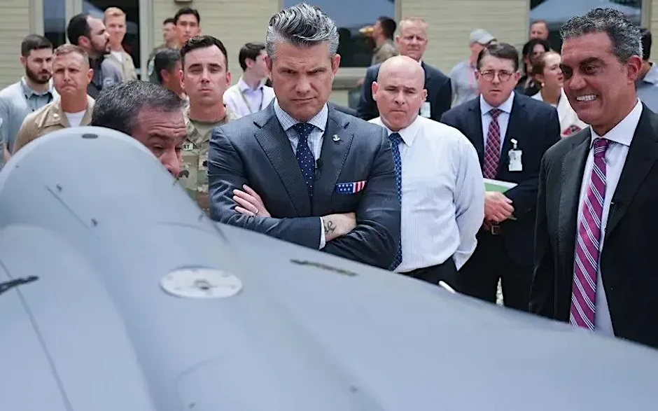 US-Verteidigungsminister Pete Hegseth begutachtet das US-Modell der iranischen Shahed-Drohne