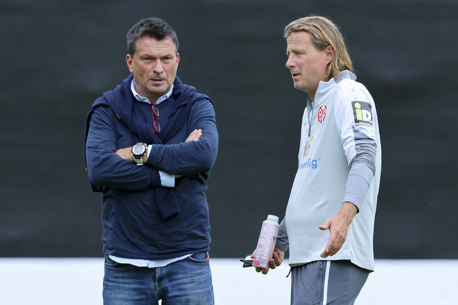 Mainz-Sportboss Christian Heidel(l.) trennte sich am iIttwoch von Trainer Bo Henriksen. Das Schlusslicht der Bundesliga sucht jetzt einen neuen Coach.
