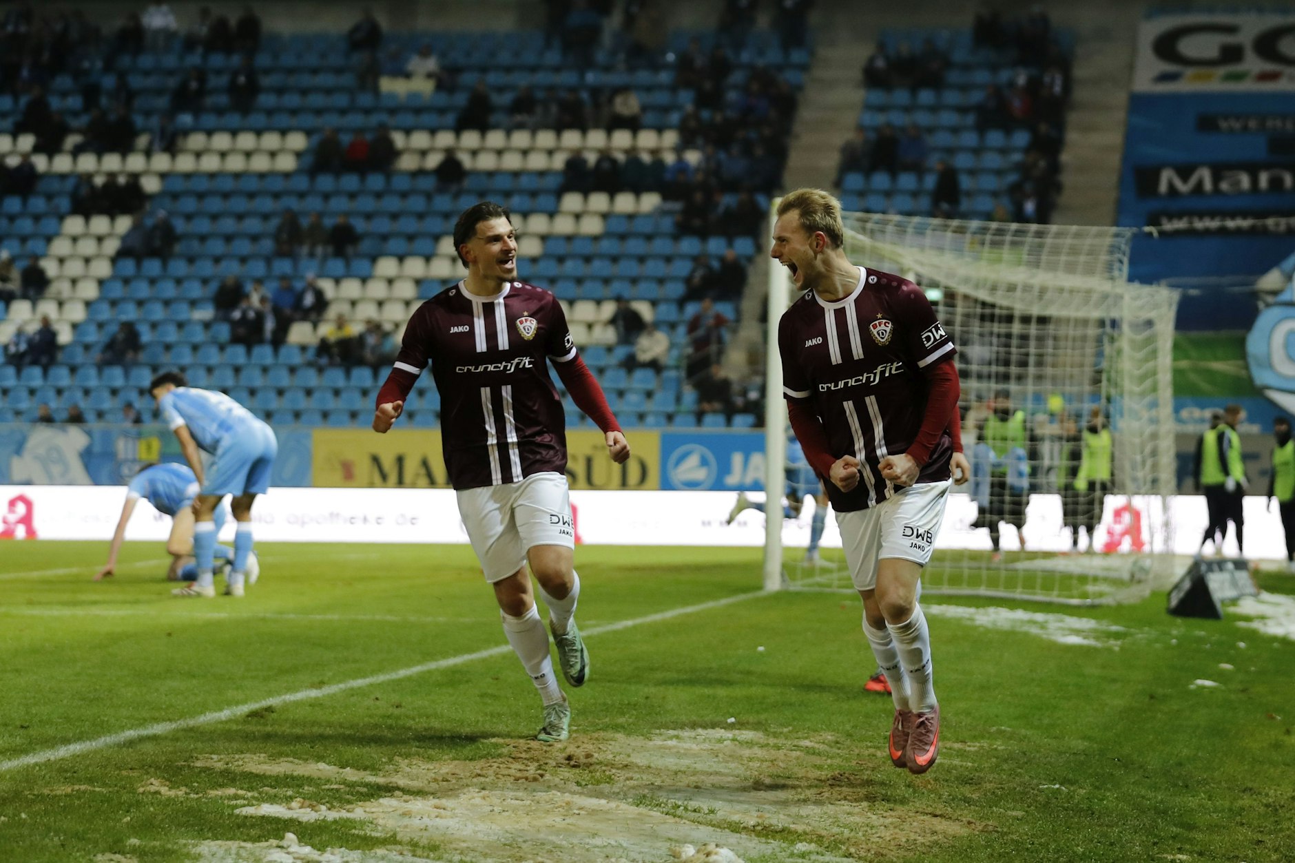 So schön soll auch gegen Halle gejubelt werden. Willi Reincke (r.) feiert mit Leander Fritzsche das 1:0 in Chemnitz.