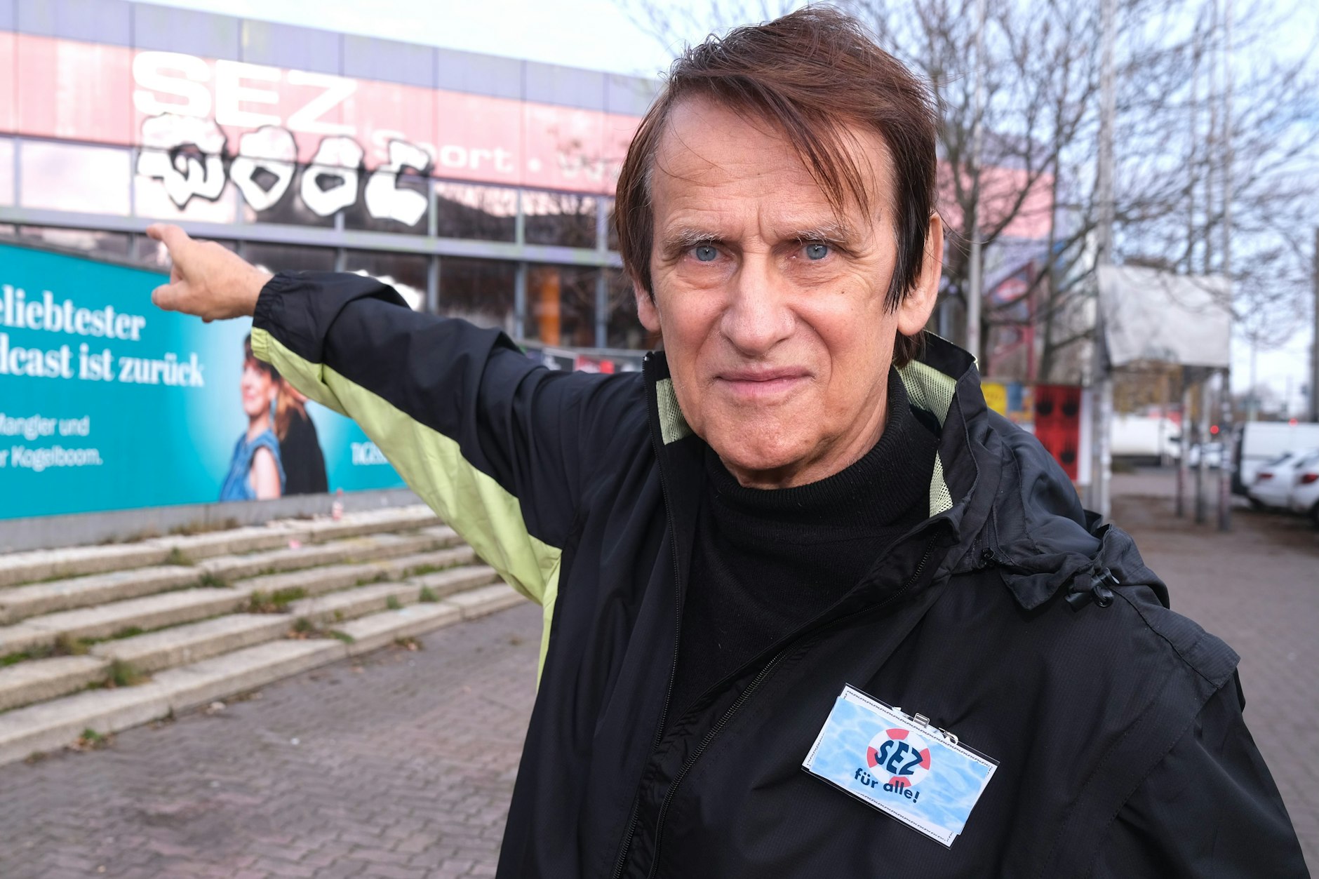 Karl Heinz Wendorff (78)zeigt, wofür er kämpft – gegen den SEZ-Abriss. Der „Medizin nach Noten“-Mann war Hausmoderator in dem DDR-Spaßbad.