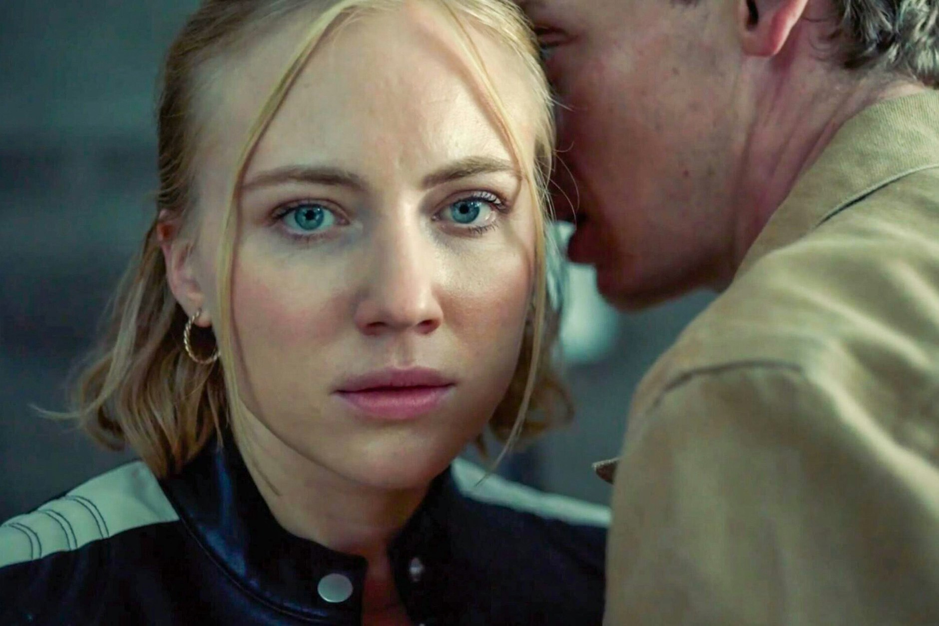 Elisa Schlott als junge Journalisten Aga und Franz Pätzold als abgebrühter Fotograf