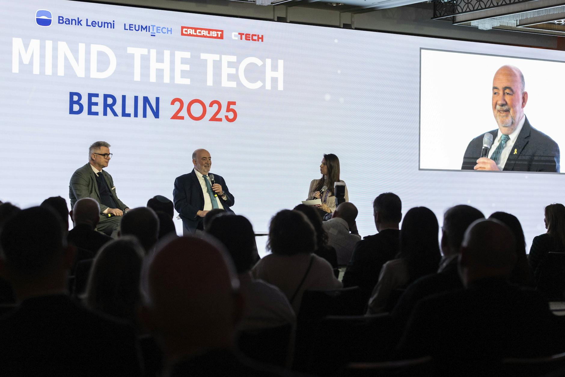 Israels Botschafter Ron Prosor mit dem Geschäftsführer für Außenwirtschaft vom Mittelstandsverband BVMW bei der Eröffnung der Konferenz