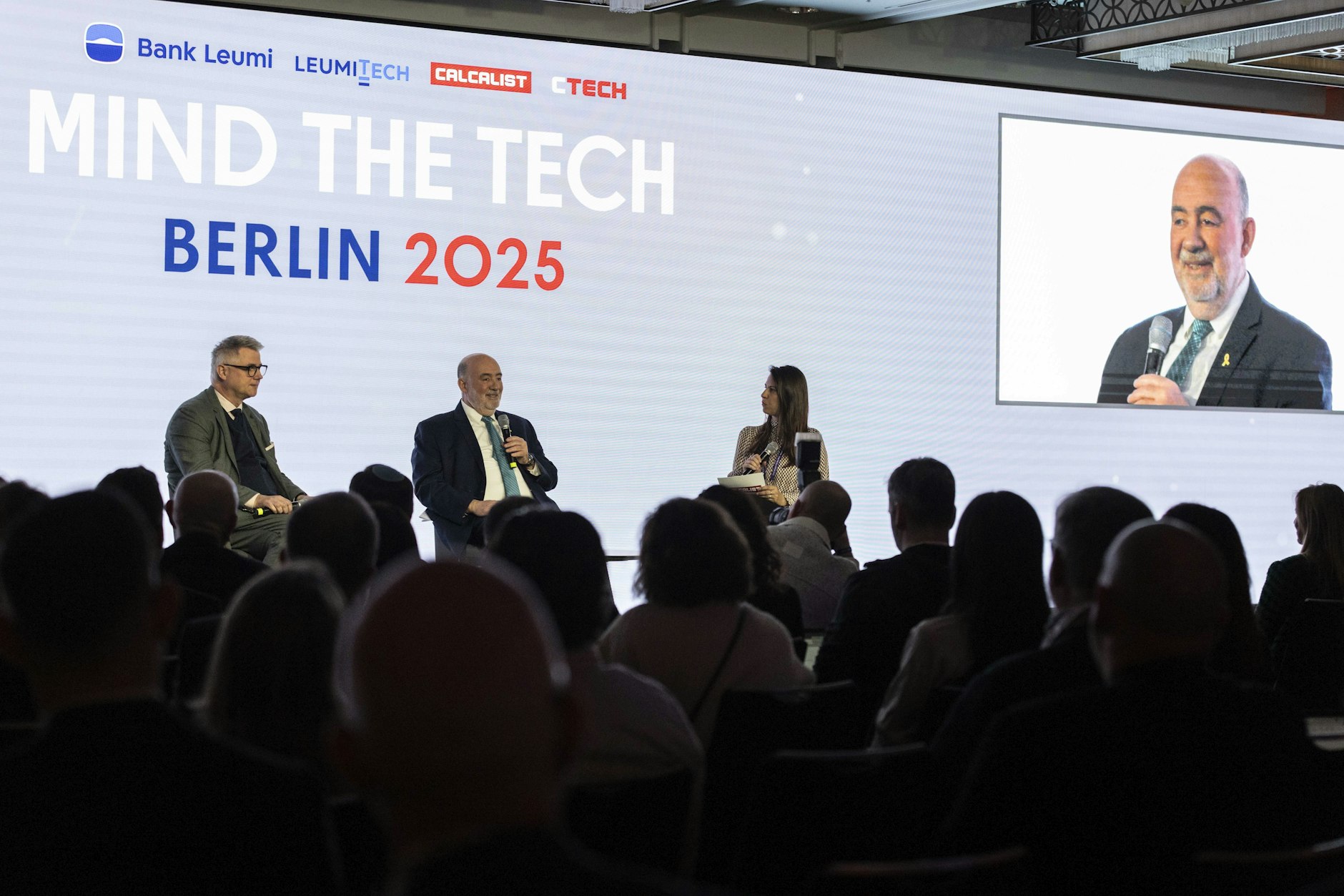 Israels Botschafter Ron Prosor mit dem Geschäftsführer für Außenwirtschaft vom Mittelstandsverband BVMW bei der Eröffnung der Konferenz