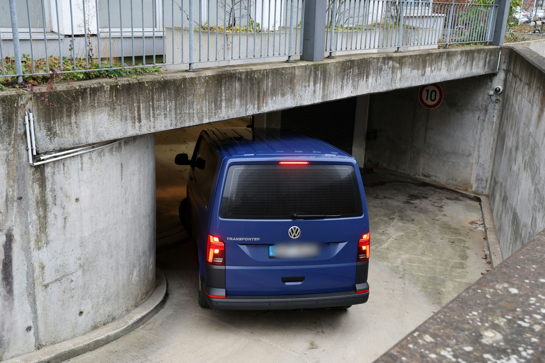 Die Tatverdächtige im Fall Fabian wird zum Amtsgericht gebracht. Das Gericht hat nach einem einstündigen Prozess den Haftbefehl bestätigt. 