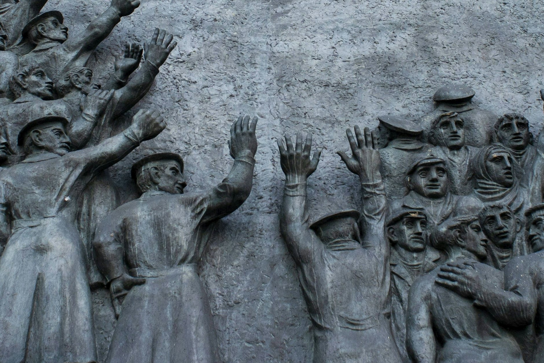 Bronze-Relief von Gerhard Rommel an der Hochschule für Musik Hanns Eisler