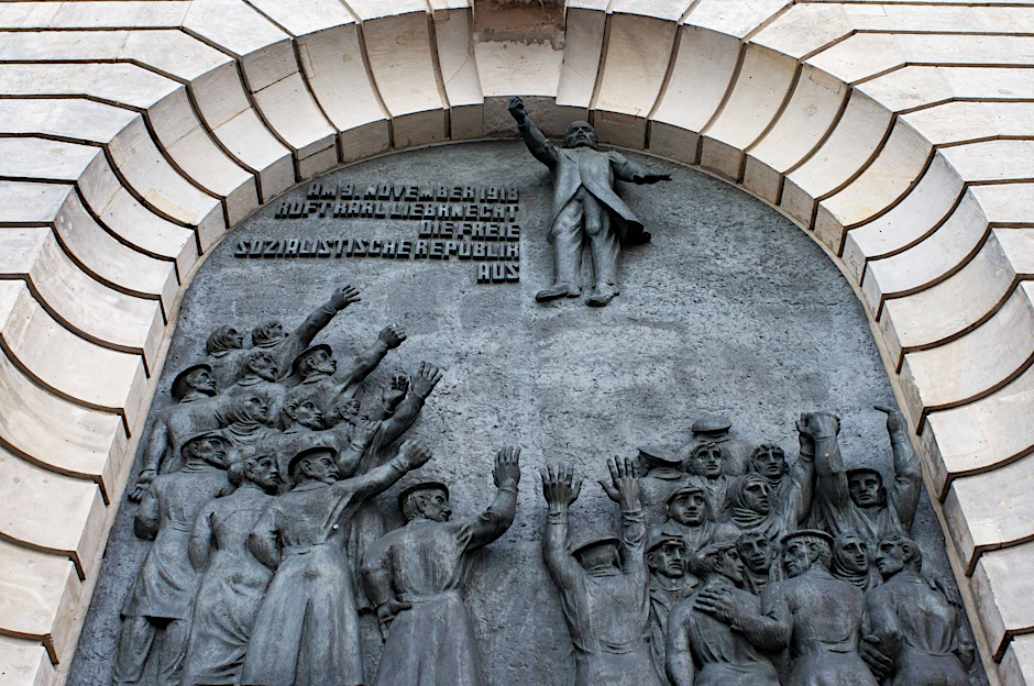 Bronze-Relief von Gerhard Rommel an der Hochschule für Musik Hanns Eisler