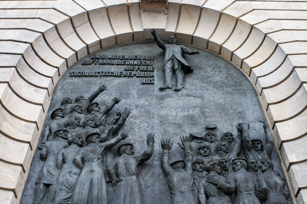 Bronze-Relief von Gerhard Rommel an der Hochschule für Musik Hanns Eisler