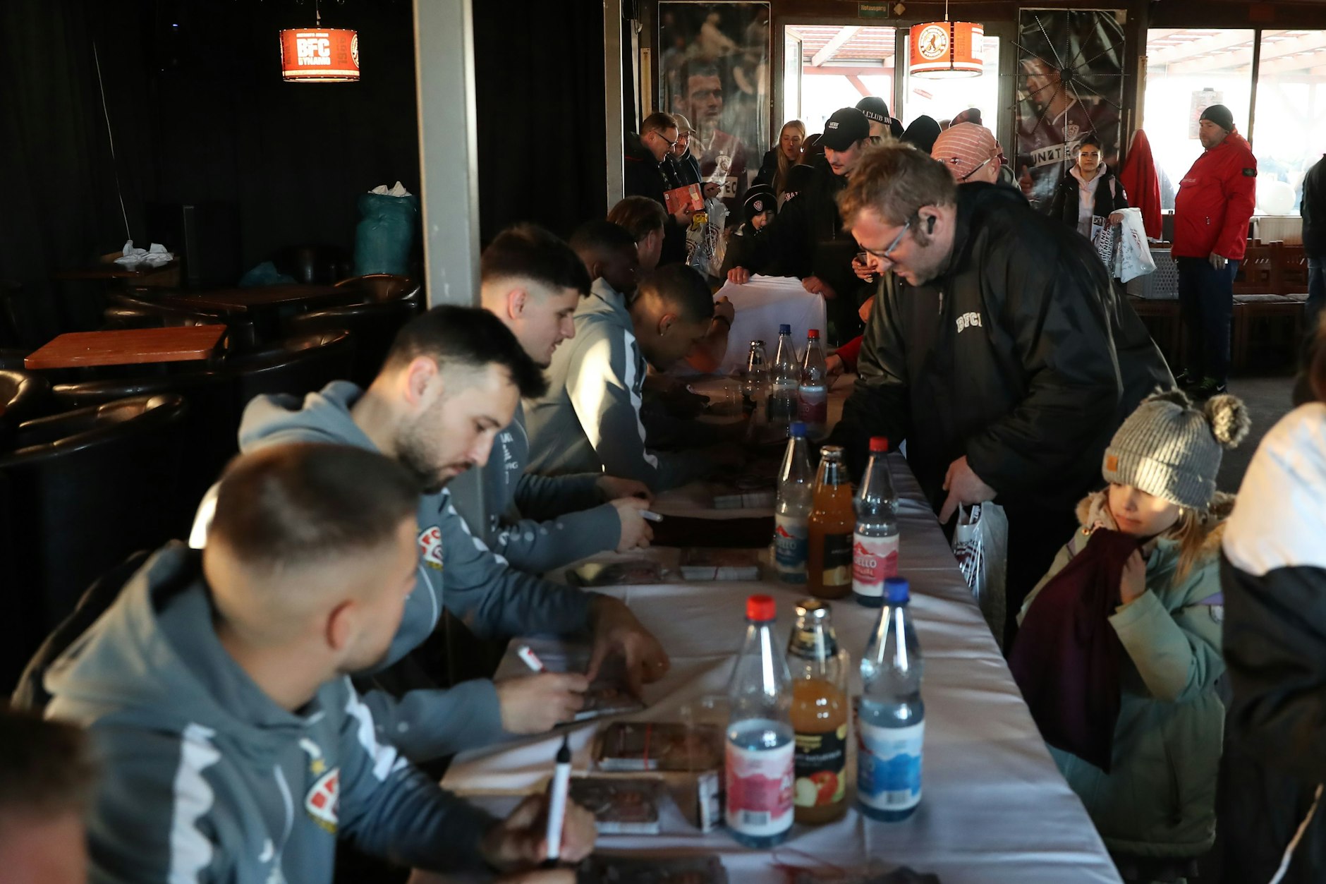 Schon 2024 waren die Autogramme von Rufat Dadashov &amp; Co. der Hit auf dem BFC-Weihnachtsmarkt.