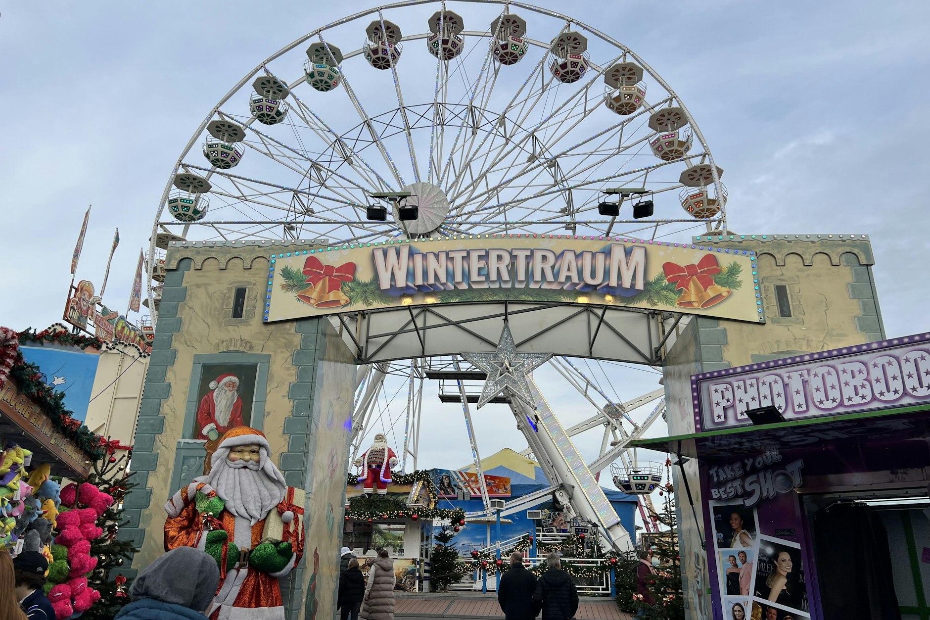 Der Eingang zum Weihnachtsmarkt an der Schöneweider Schnellerstraße