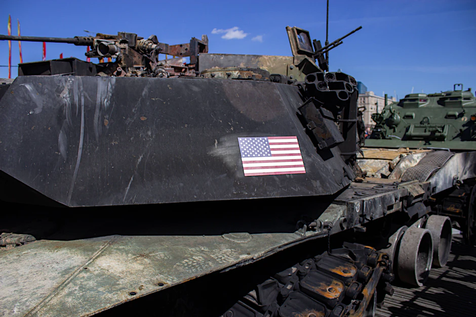 Ein zerstörter US-Panzer vom Typ M1A1 Abrams wird inMoskau präsentiert.