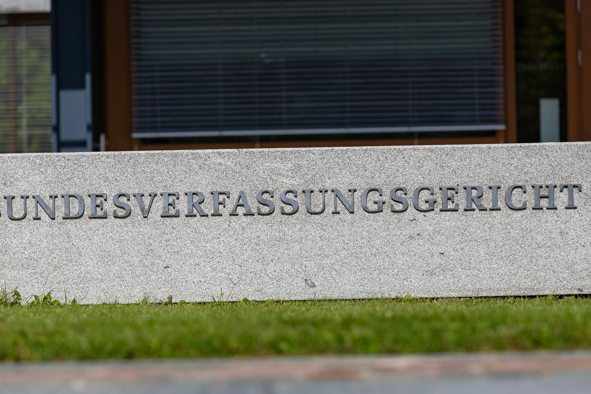 Der Zweite Senat des Bundesverfassungsgerichts hat in Karlsruhe entschieden, dass Beamte in Berlin jahrelang zu schlecht bezahlt wurden.